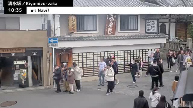 Gojo-dori Street/Kiyomizu-Zaka Intersection ( 京都市東山区五条通・清水坂交差点 )  Kiyomizu-zaka, Kyoto, Higashiyama Live Cam - 6 Chome, Gojobashihigashi, Higashiyama, Kyoto, Kyōto, Kansai, Japan
