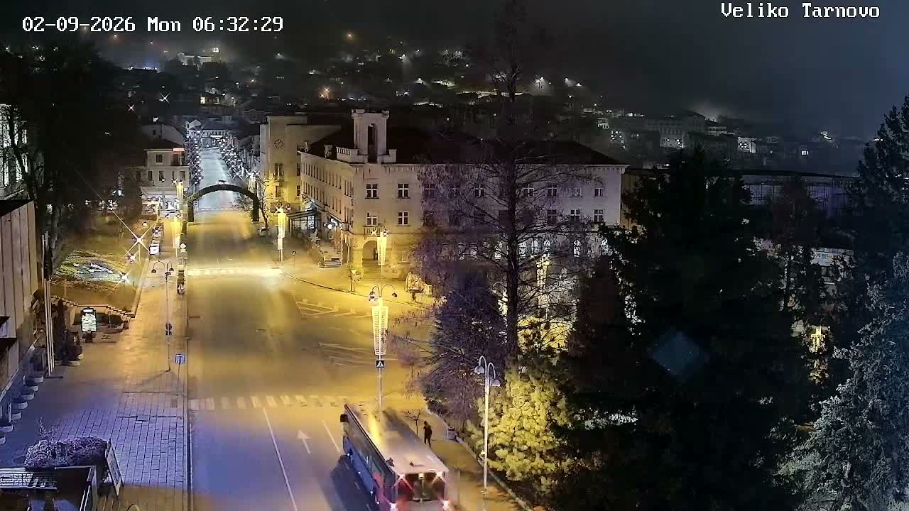 Tarnovo Center ( Търново Център, ул. Улица Христо Ботев / Разклон ул. Васил Левски, Велико Търново) Ulitsa Hristo Botev Street /Vasil Levski Street Junction, Veliko Tarnovo Live Cam - Veliko Tarnovo Center, Obshtina Veliko Tarnovo, Veliko Tarnovo, Bulgaria