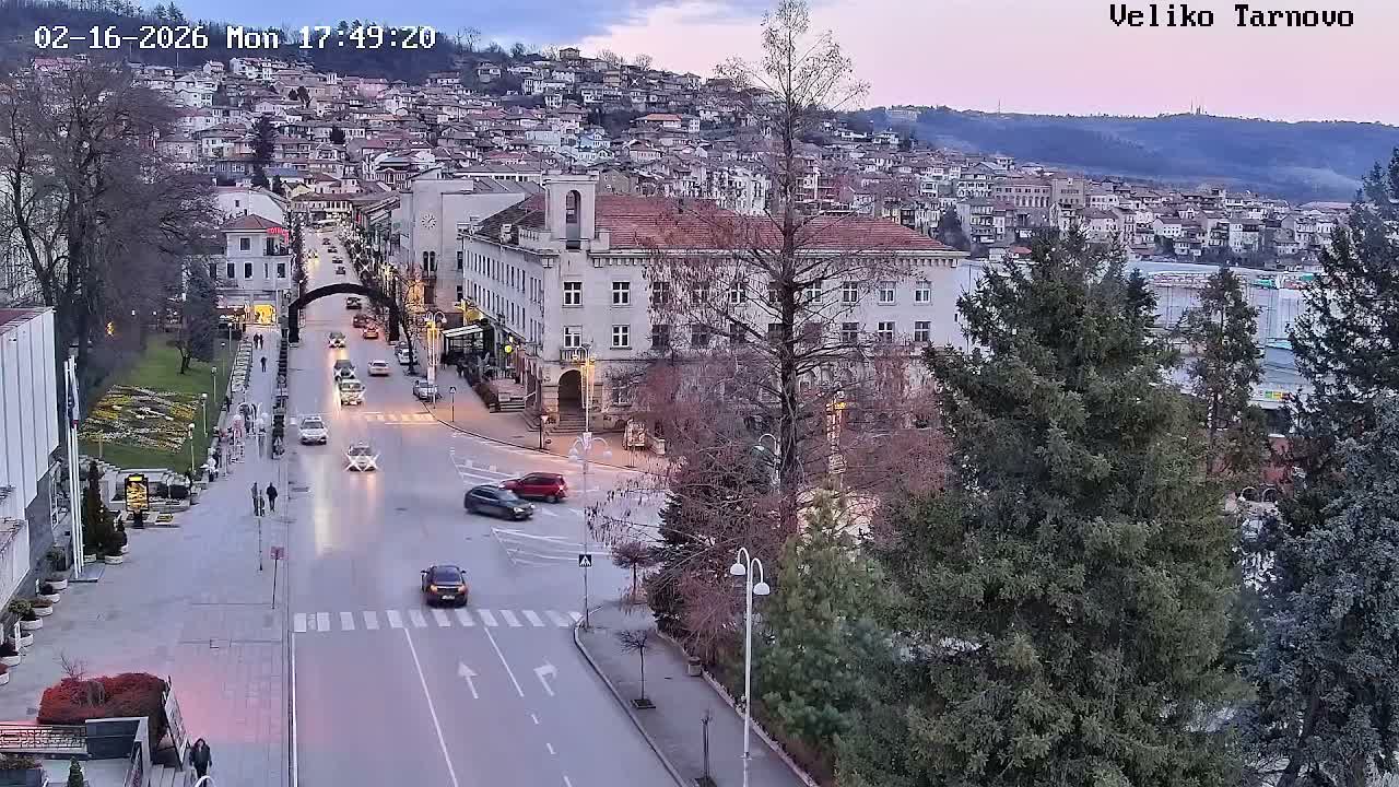 Tarnovo Center ( Търново Център, ул. Улица Христо Ботев / Разклон ул. Васил Левски, Велико Търново) Ulitsa Hristo Botev Street /Vasil Levski Street Junction, Veliko Tarnovo Live Cam - Veliko Tarnovo Center, Obshtina Veliko Tarnovo, Veliko Tarnovo, Bulgaria