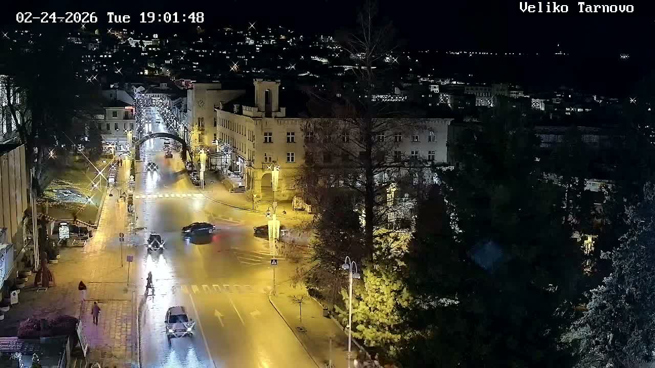 Tarnovo Center ( Търново Център, ул. Улица Христо Ботев / Разклон ул. Васил Левски, Велико Търново) Ulitsa Hristo Botev Street /Vasil Levski Street Junction, Veliko Tarnovo Live Cam - Veliko Tarnovo Center, Obshtina Veliko Tarnovo, Veliko Tarnovo, Bulgaria