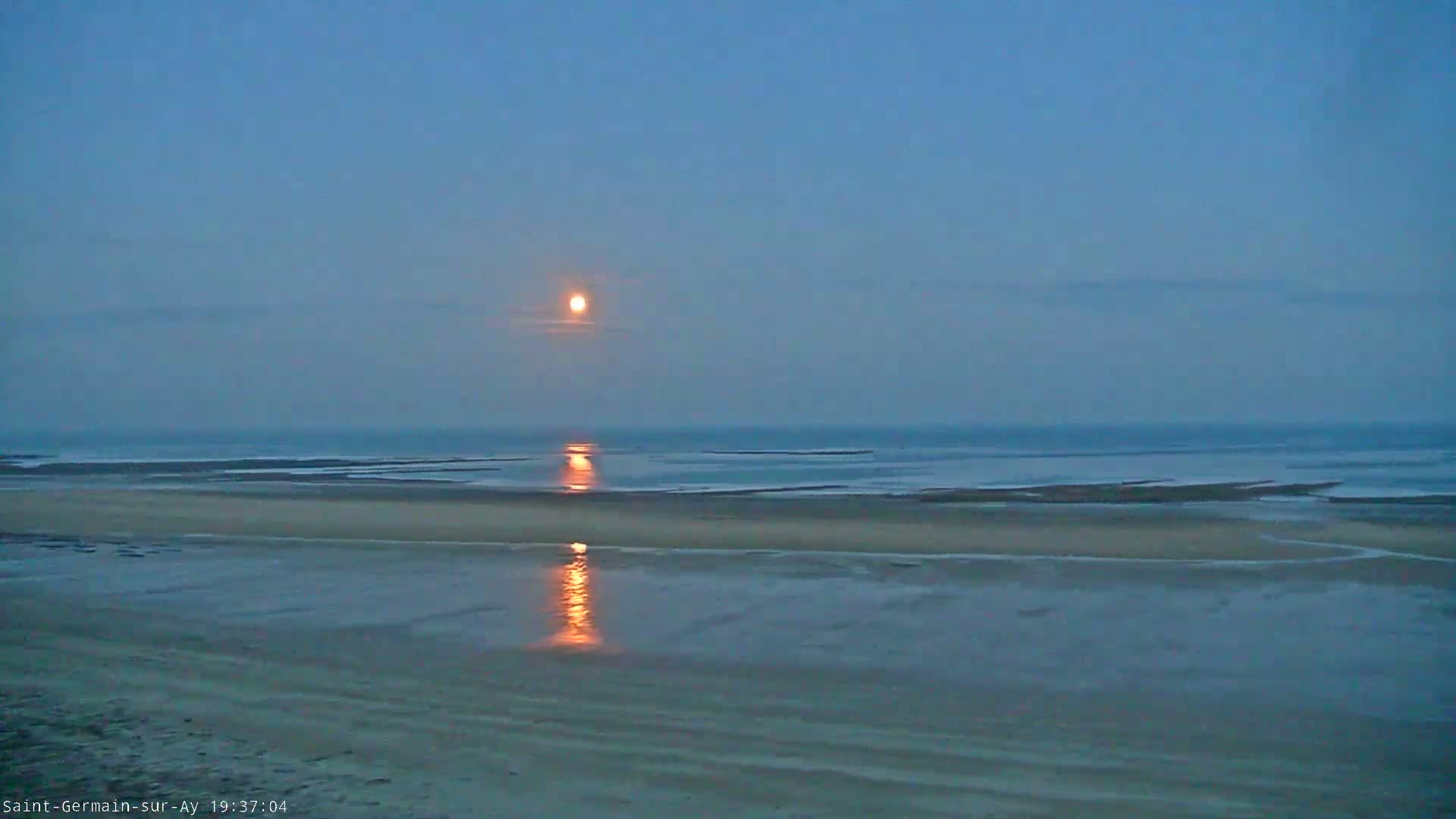 Plage de Saint-Germain-sur-Ay Beach Live Cam - Coutances, Manche, Normandie, France
