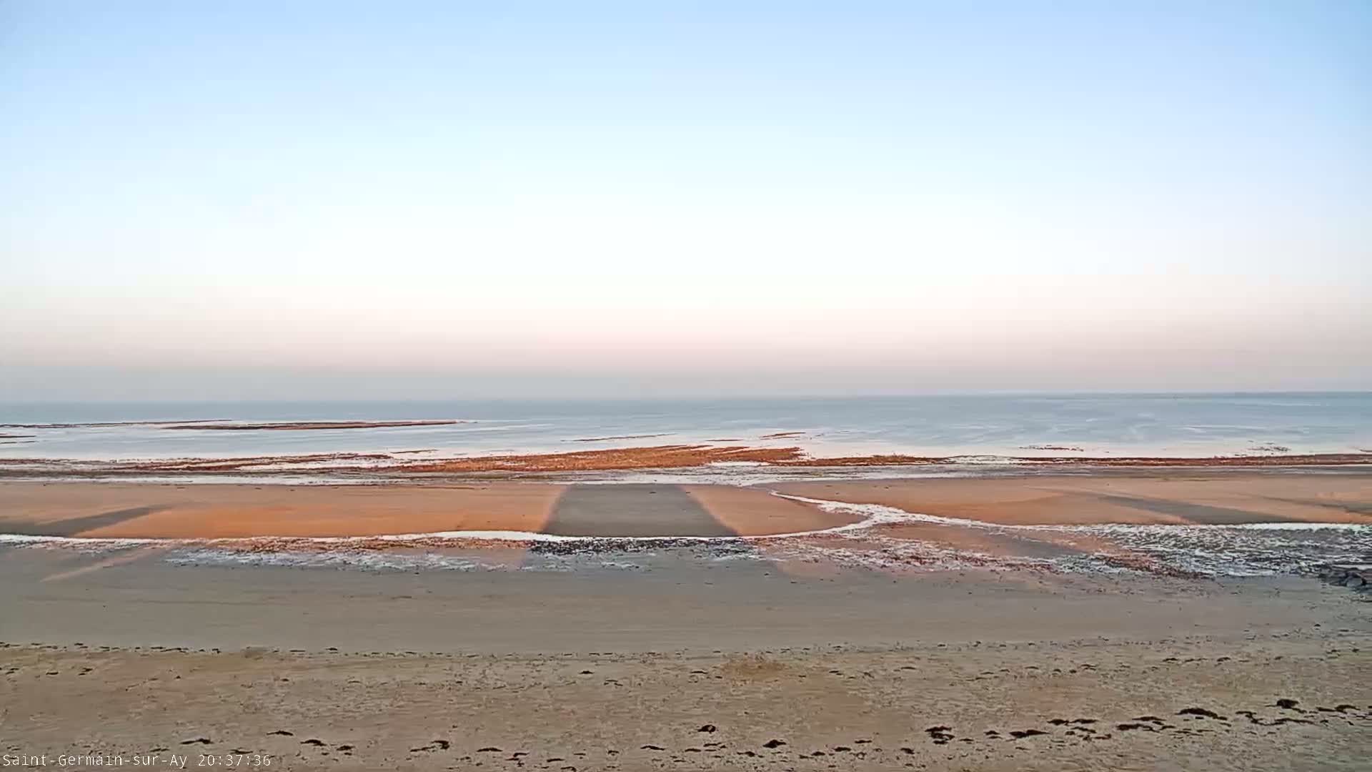 Plage de Saint-Germain-sur-Ay Beach Live Cam - Coutances, Manche, Normandie, France