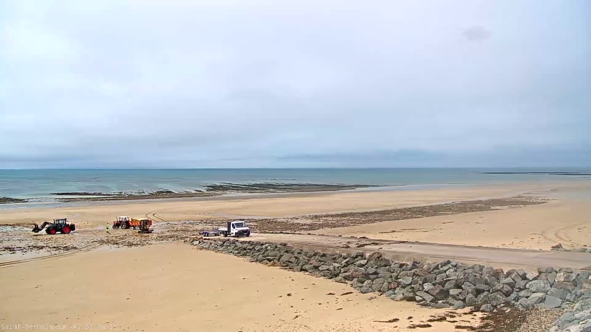 Plage de Saint-Germain-sur-Ay Beach Live Cam - Coutances, Manche, Normandie, France