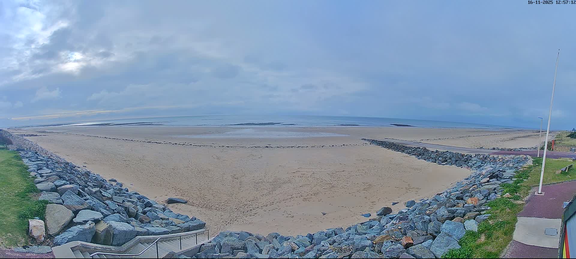 Plage de Saint-Germain-sur-Ay Beach Live Cam - Coutances, Manche, Normandie, France