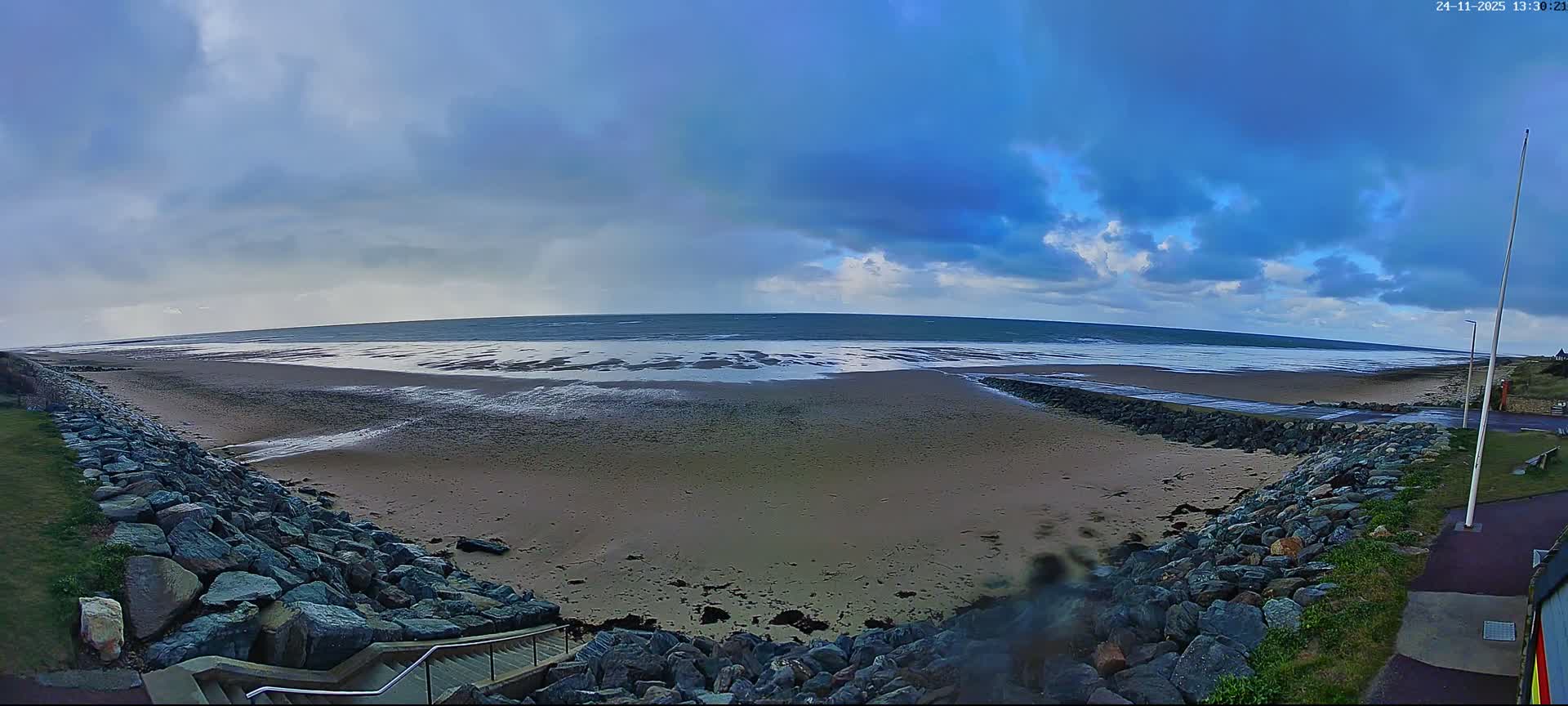 Plage de Saint-Germain-sur-Ay Beach Live Cam - Coutances, Manche, Normandie, France