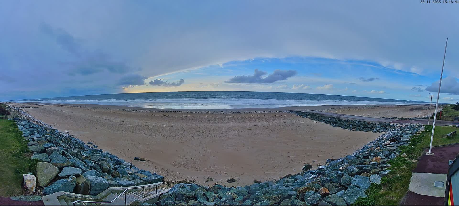 Plage de Saint-Germain-sur-Ay Beach Live Cam - Coutances, Manche, Normandie, France