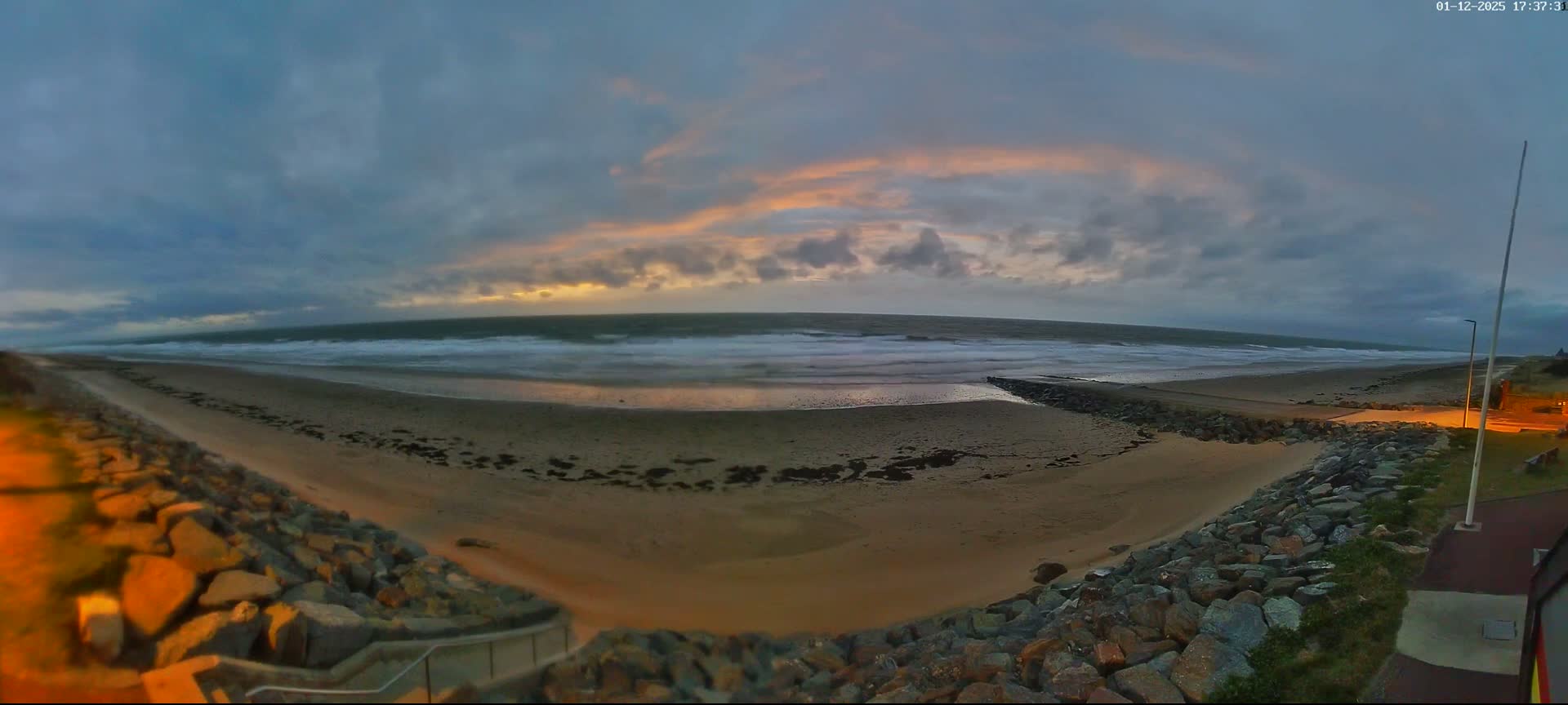 Plage de Saint-Germain-sur-Ay Beach Live Cam - Coutances, Manche, Normandie, France