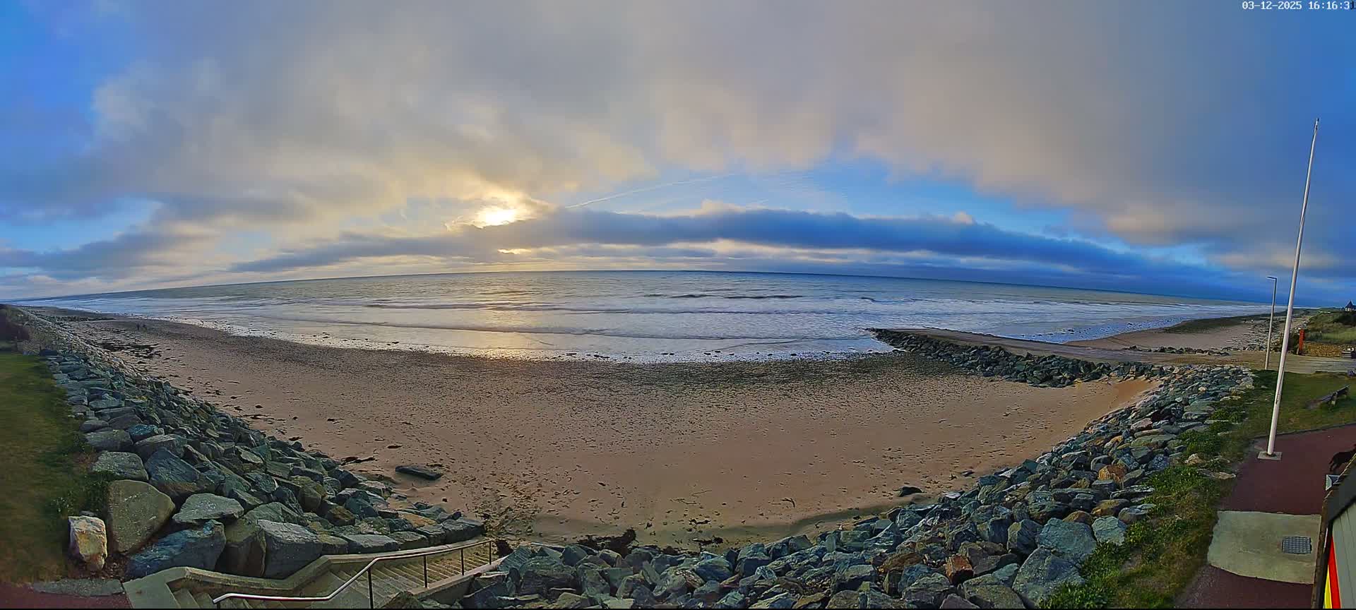 Plage de Saint-Germain-sur-Ay Beach Live Cam - Coutances, Manche, Normandie, France