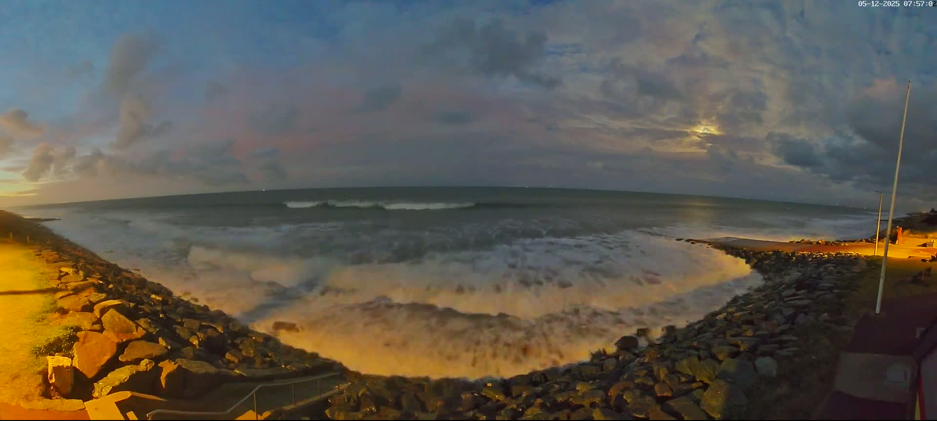 Plage de Saint-Germain-sur-Ay Beach Live Cam - Coutances, Manche, Normandie, France