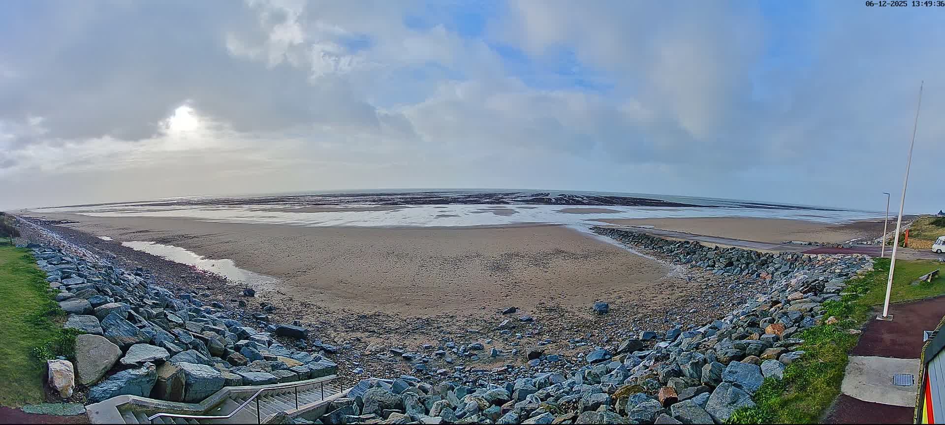 Plage de Saint-Germain-sur-Ay Beach Live Cam - Coutances, Manche, Normandie, France