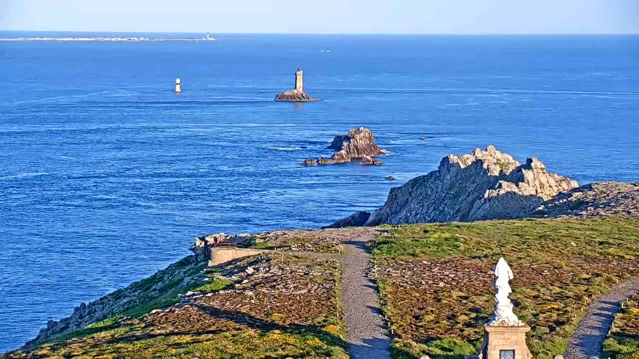 Pointe du Raz & Notre-Dame des Naufrages Statue Live Cam - Quimper, Finistère, Bretagne, France