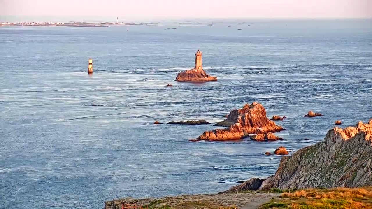Pointe du Raz & Notre-Dame des Naufrages Statue Live Cam - Quimper, Finistère, Bretagne, France