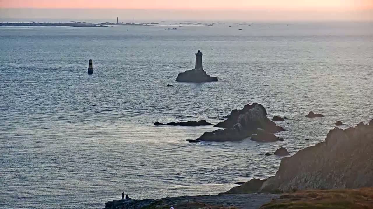 Pointe du Raz & Notre-Dame des Naufrages Statue Live Cam - Quimper, Finistère, Bretagne, France