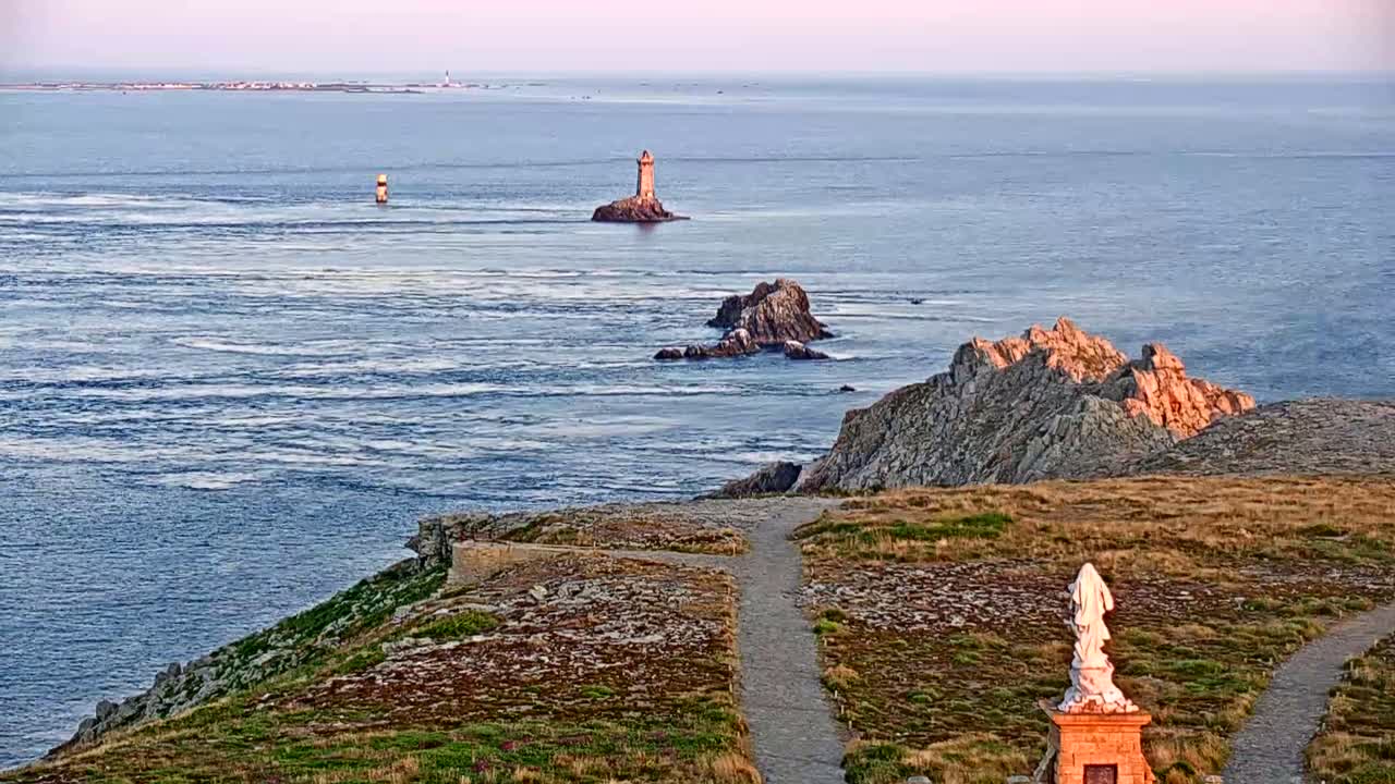Pointe du Raz & Notre-Dame des Naufrages Statue Live Cam - Quimper, Finistère, Bretagne, France
