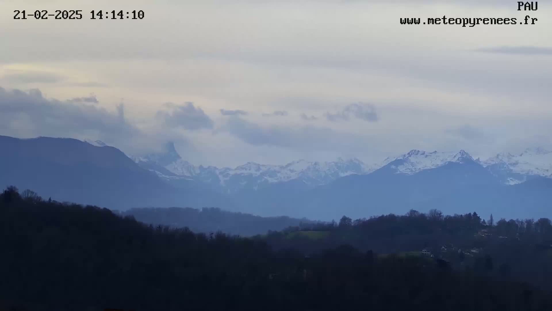  Les Pics du Midi Mountains Peaks from Pau Live Cam - Pau, Pyrenees-Atlantiques, Nouvelle-Aquitaine, France