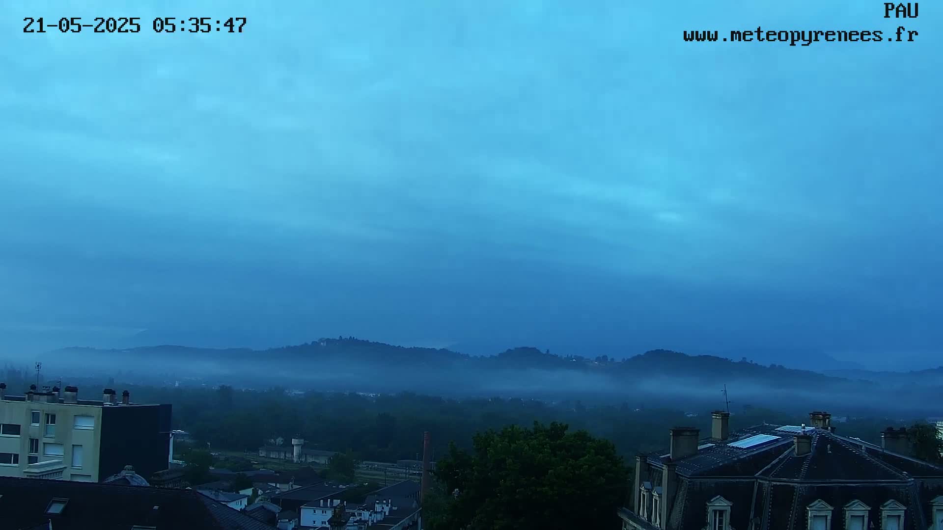  Les Pics du Midi Mountains Peaks from Pau Live Cam - Pau, Pyrenees-Atlantiques, Nouvelle-Aquitaine, France