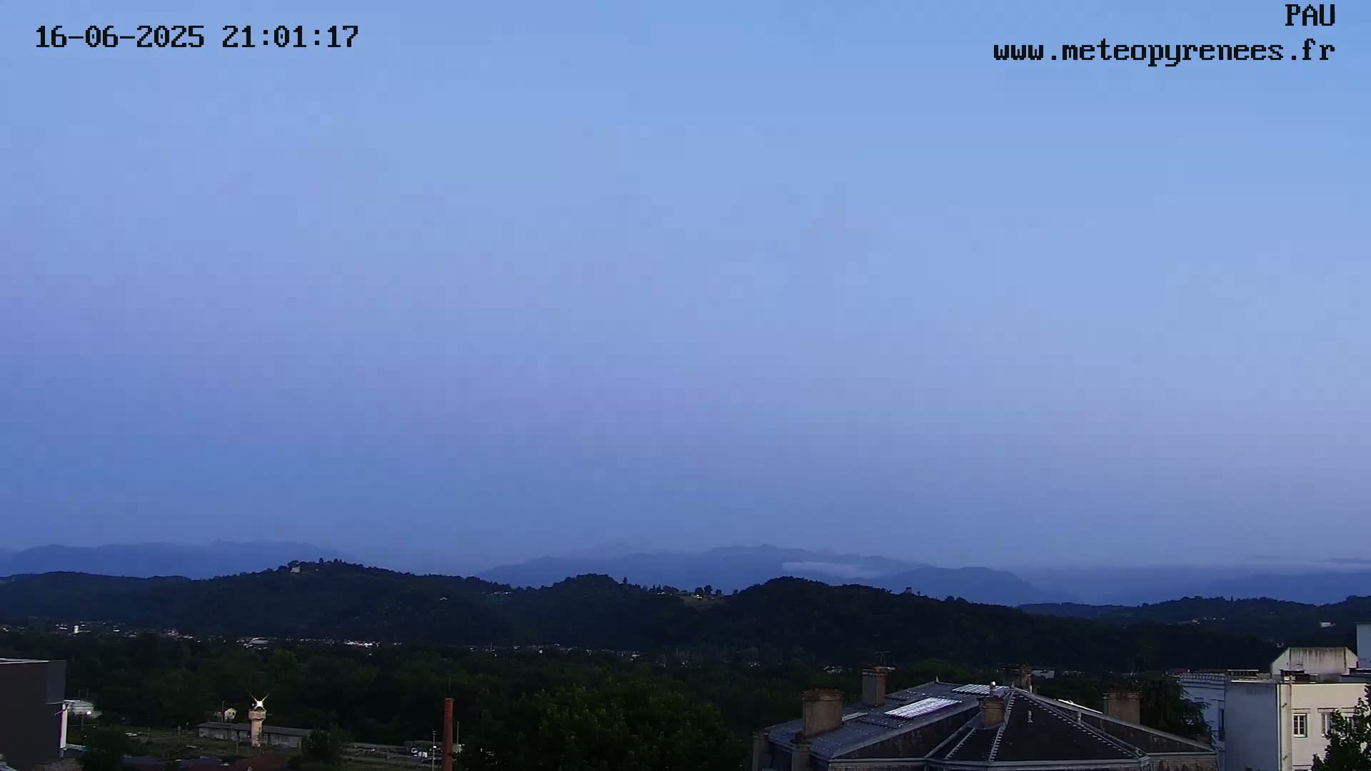  Les Pics du Midi Mountains Peaks from Pau Live Cam - Pau, Pyrenees-Atlantiques, Nouvelle-Aquitaine, France