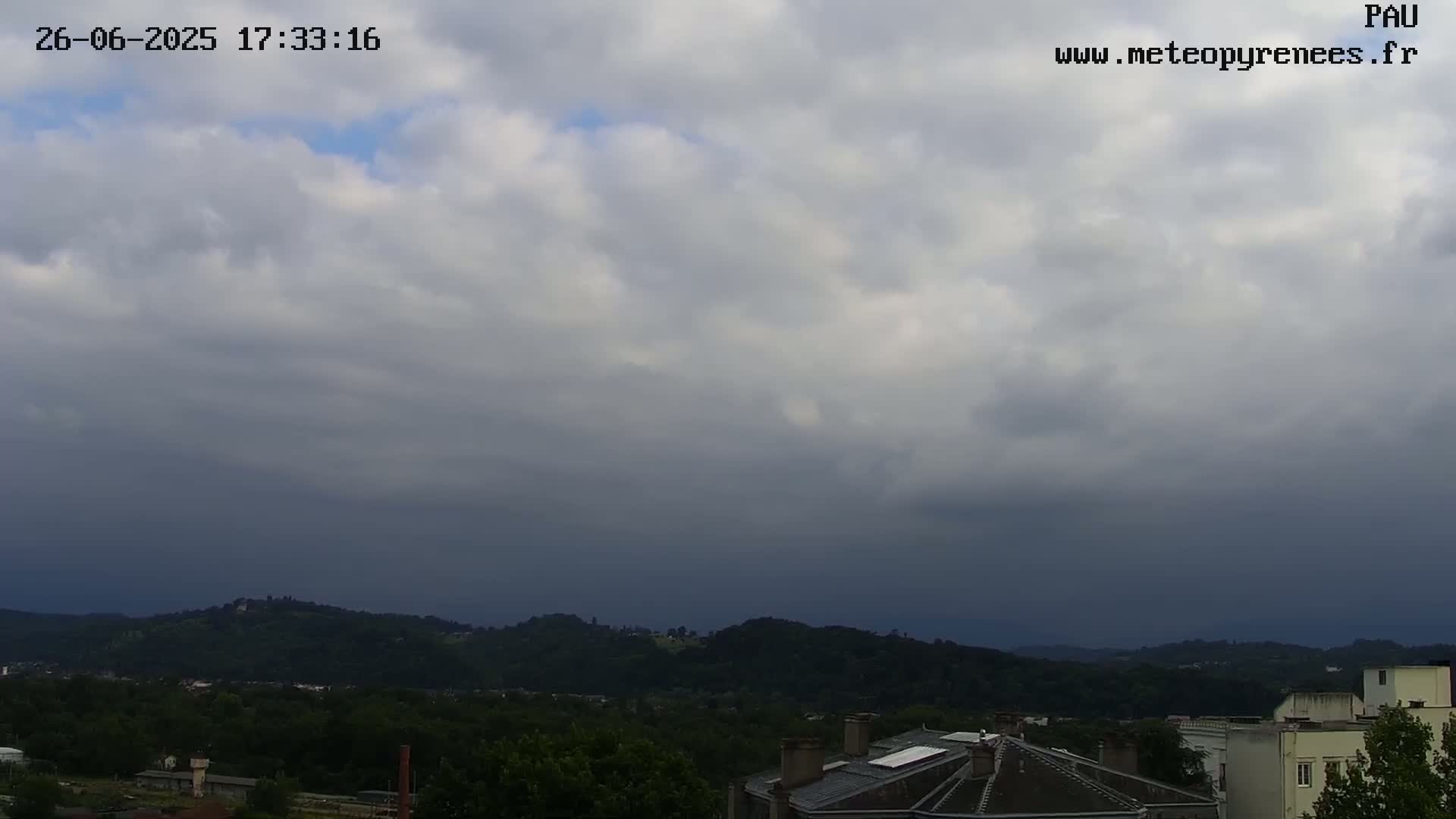  Les Pics du Midi Mountains Peaks from Pau Live Cam - Pau, Pyrenees-Atlantiques, Nouvelle-Aquitaine, France