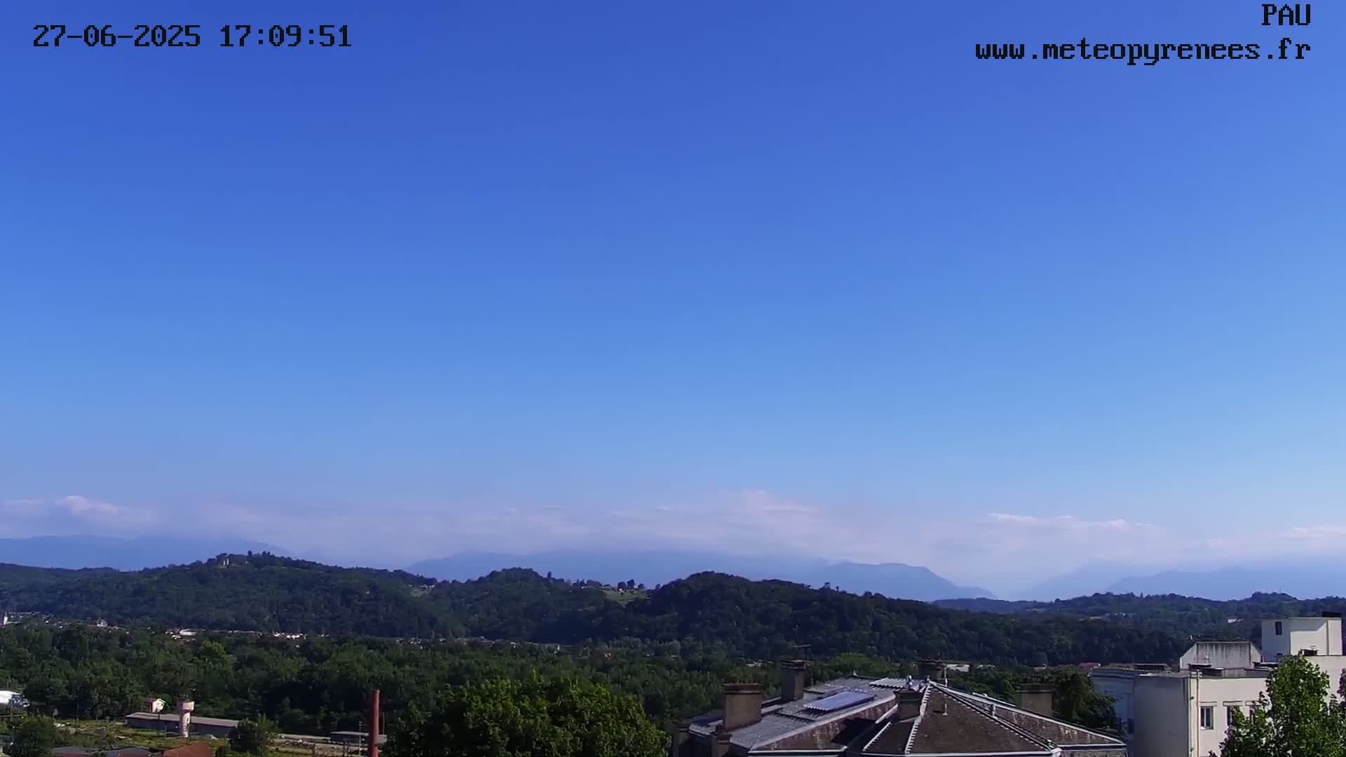  Les Pics du Midi Mountains Peaks from Pau Live Cam - Pau, Pyrenees-Atlantiques, Nouvelle-Aquitaine, France