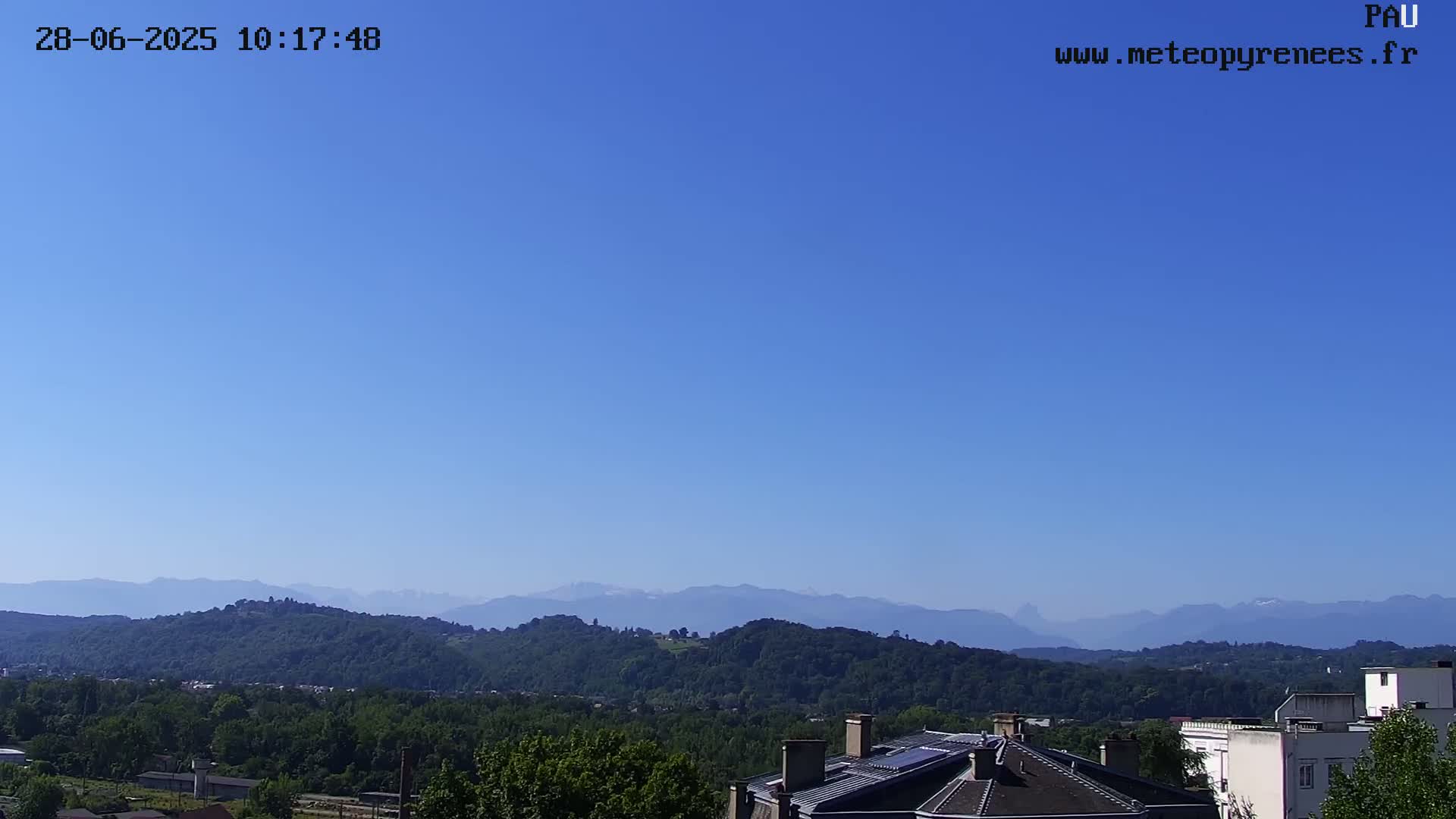  Les Pics du Midi Mountains Peaks from Pau Live Cam - Pau, Pyrenees-Atlantiques, Nouvelle-Aquitaine, France
