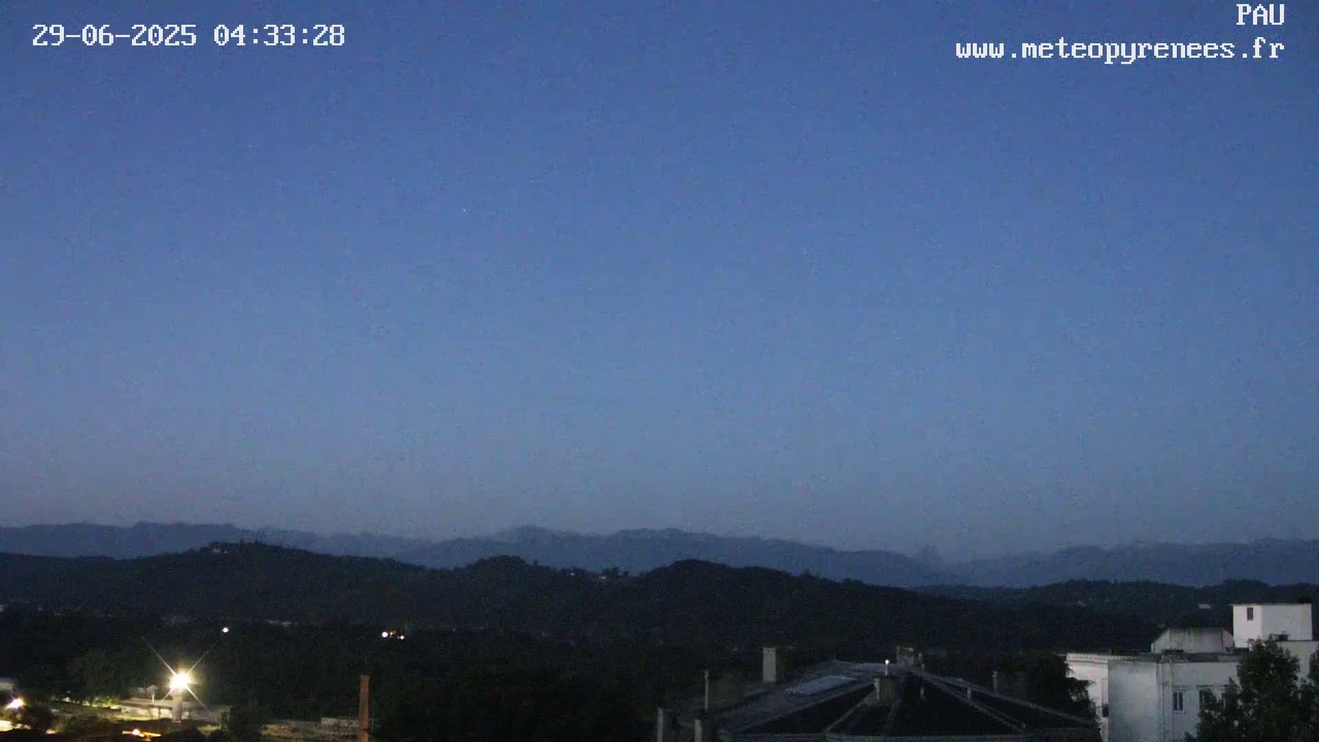 Les Pics du Midi Mountains Peaks from Pau Live Cam - Pau, Pyrenees-Atlantiques, Nouvelle-Aquitaine, France