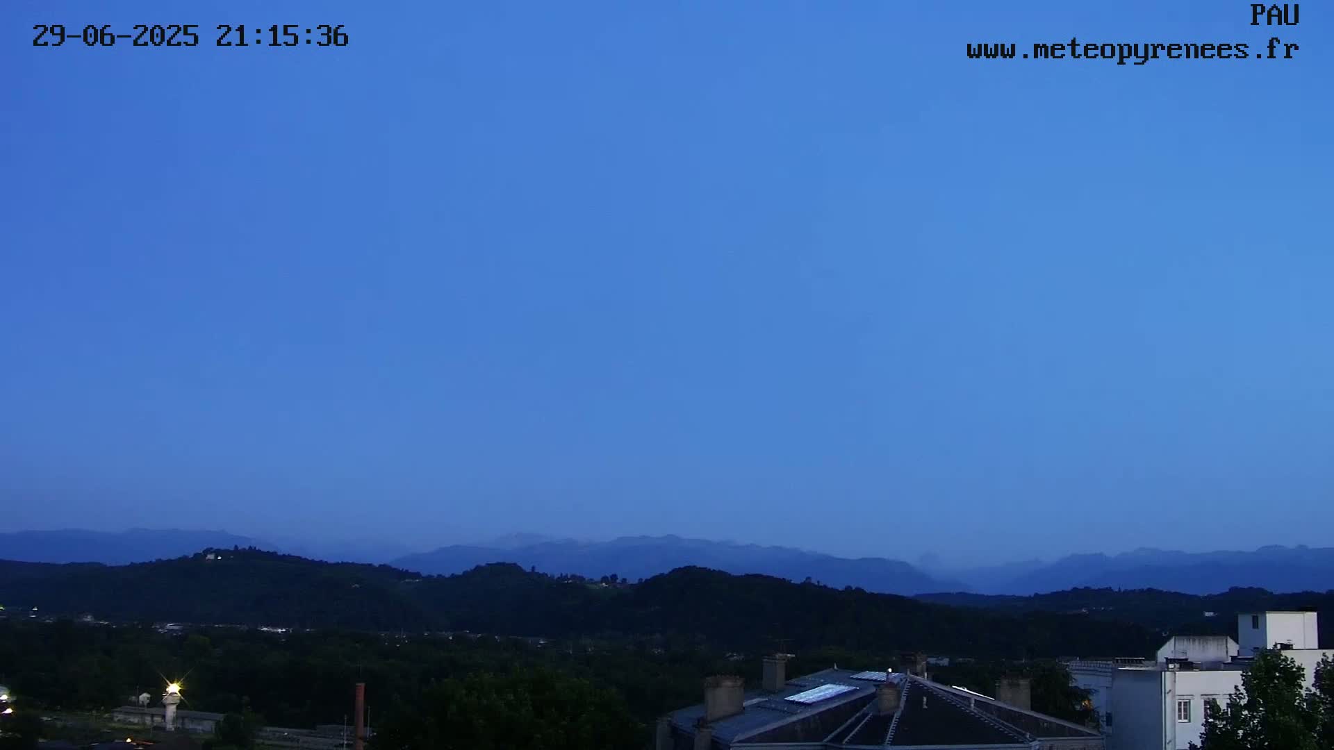  Les Pics du Midi Mountains Peaks from Pau Live Cam - Pau, Pyrenees-Atlantiques, Nouvelle-Aquitaine, France