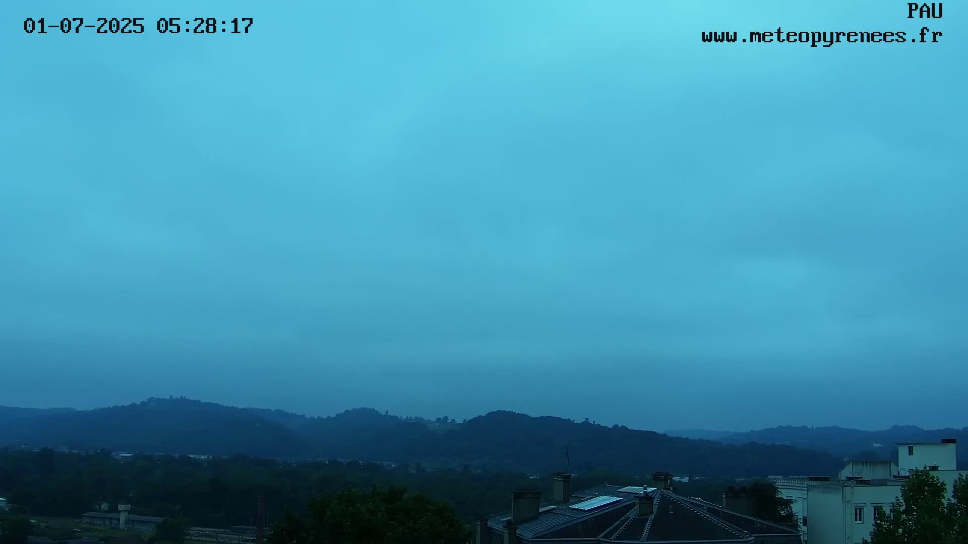  Les Pics du Midi Mountains Peaks from Pau Live Cam - Pau, Pyrenees-Atlantiques, Nouvelle-Aquitaine, France