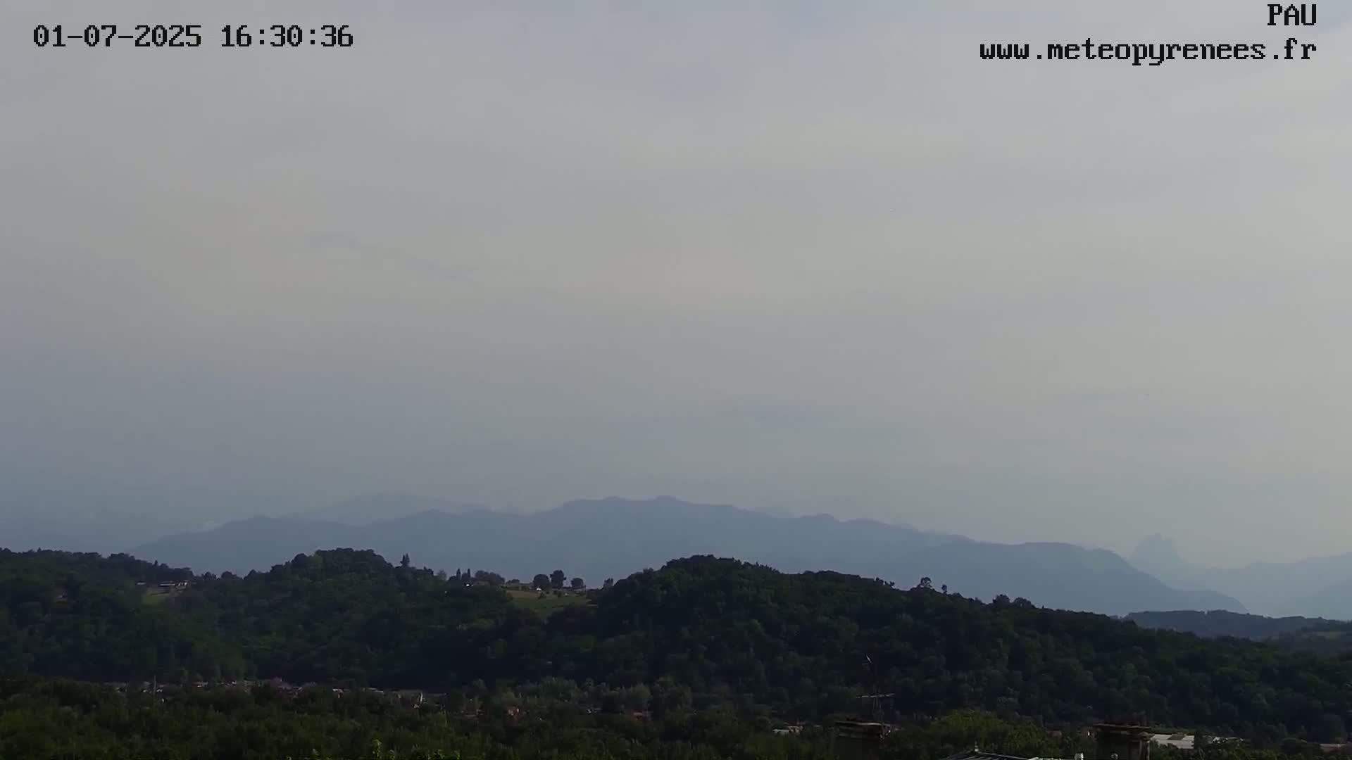  Les Pics du Midi Mountains Peaks from Pau Live Cam - Pau, Pyrenees-Atlantiques, Nouvelle-Aquitaine, France