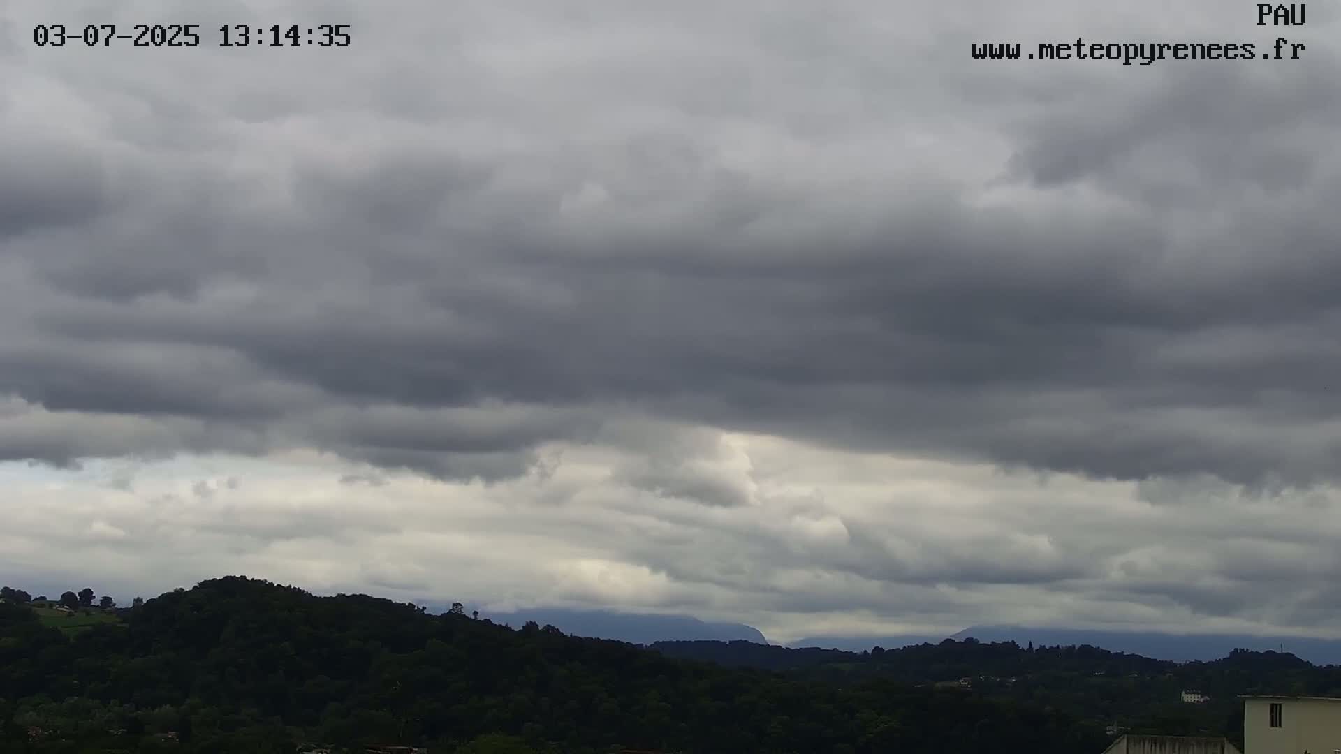  Les Pics du Midi Mountains Peaks from Pau Live Cam - Pau, Pyrenees-Atlantiques, Nouvelle-Aquitaine, France