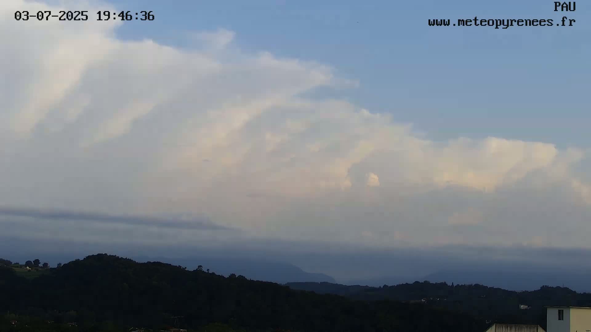  Les Pics du Midi Mountains Peaks from Pau Live Cam - Pau, Pyrenees-Atlantiques, Nouvelle-Aquitaine, France