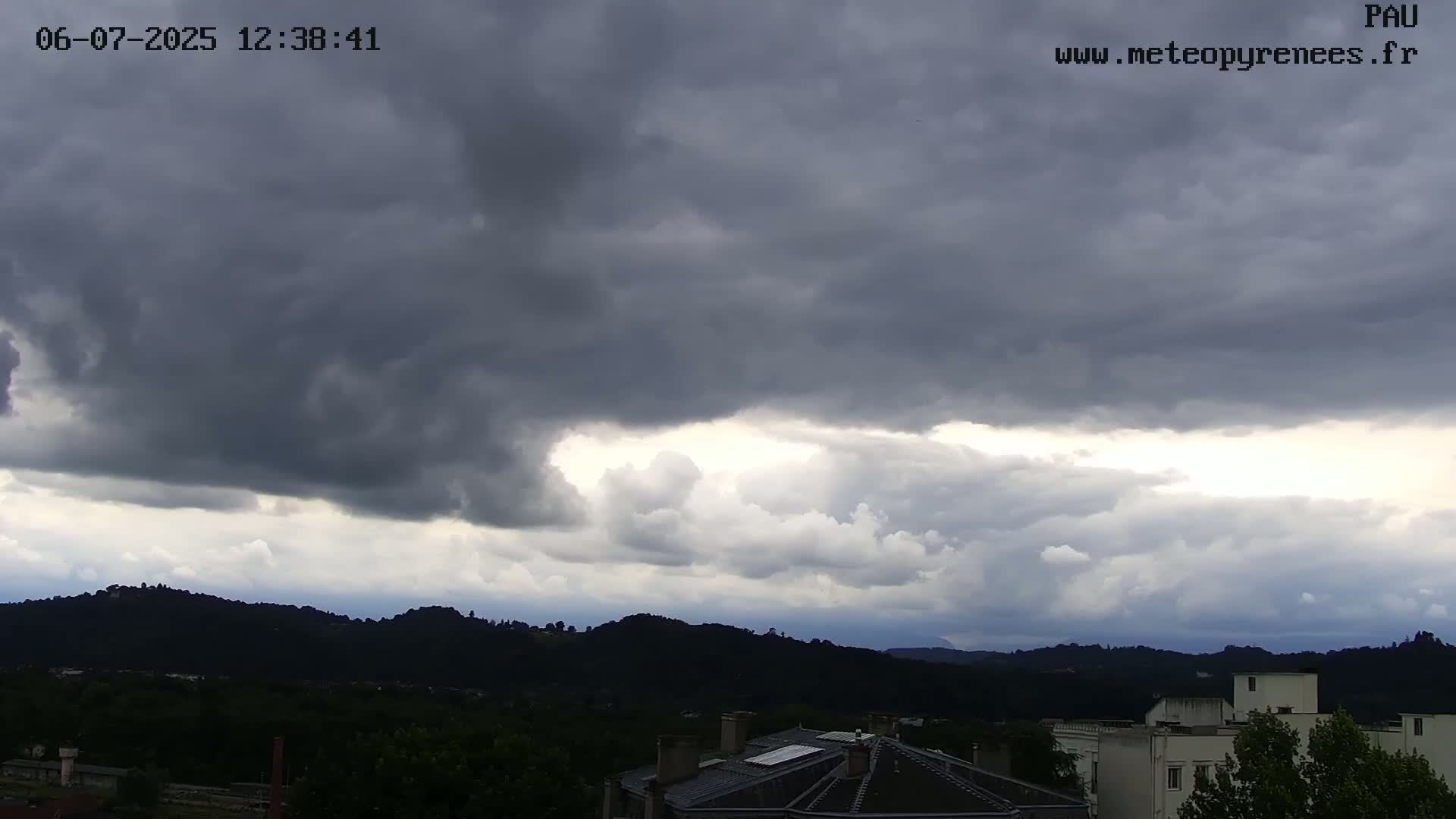  Les Pics du Midi Mountains Peaks from Pau Live Cam - Pau, Pyrenees-Atlantiques, Nouvelle-Aquitaine, France