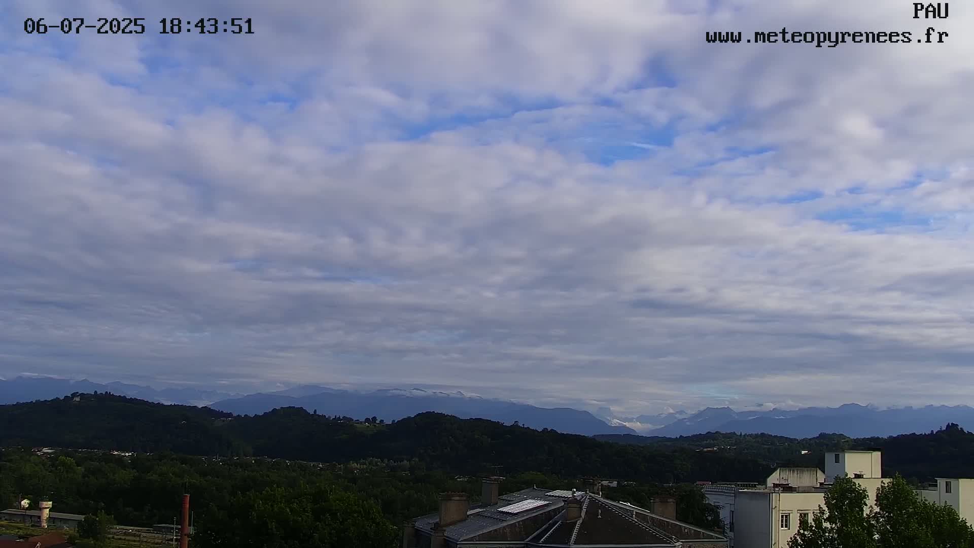  Les Pics du Midi Mountains Peaks from Pau Live Cam - Pau, Pyrenees-Atlantiques, Nouvelle-Aquitaine, France