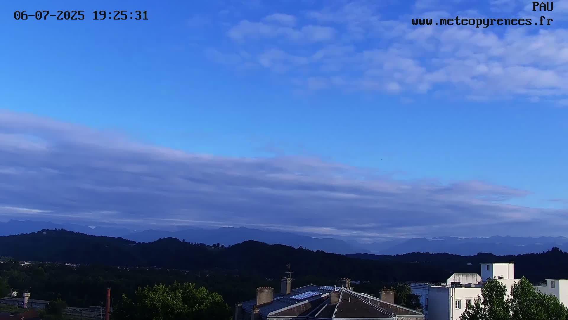  Les Pics du Midi Mountains Peaks from Pau Live Cam - Pau, Pyrenees-Atlantiques, Nouvelle-Aquitaine, France