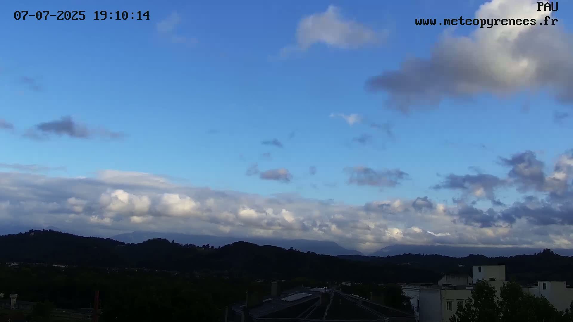  Les Pics du Midi Mountains Peaks from Pau Live Cam - Pau, Pyrenees-Atlantiques, Nouvelle-Aquitaine, France