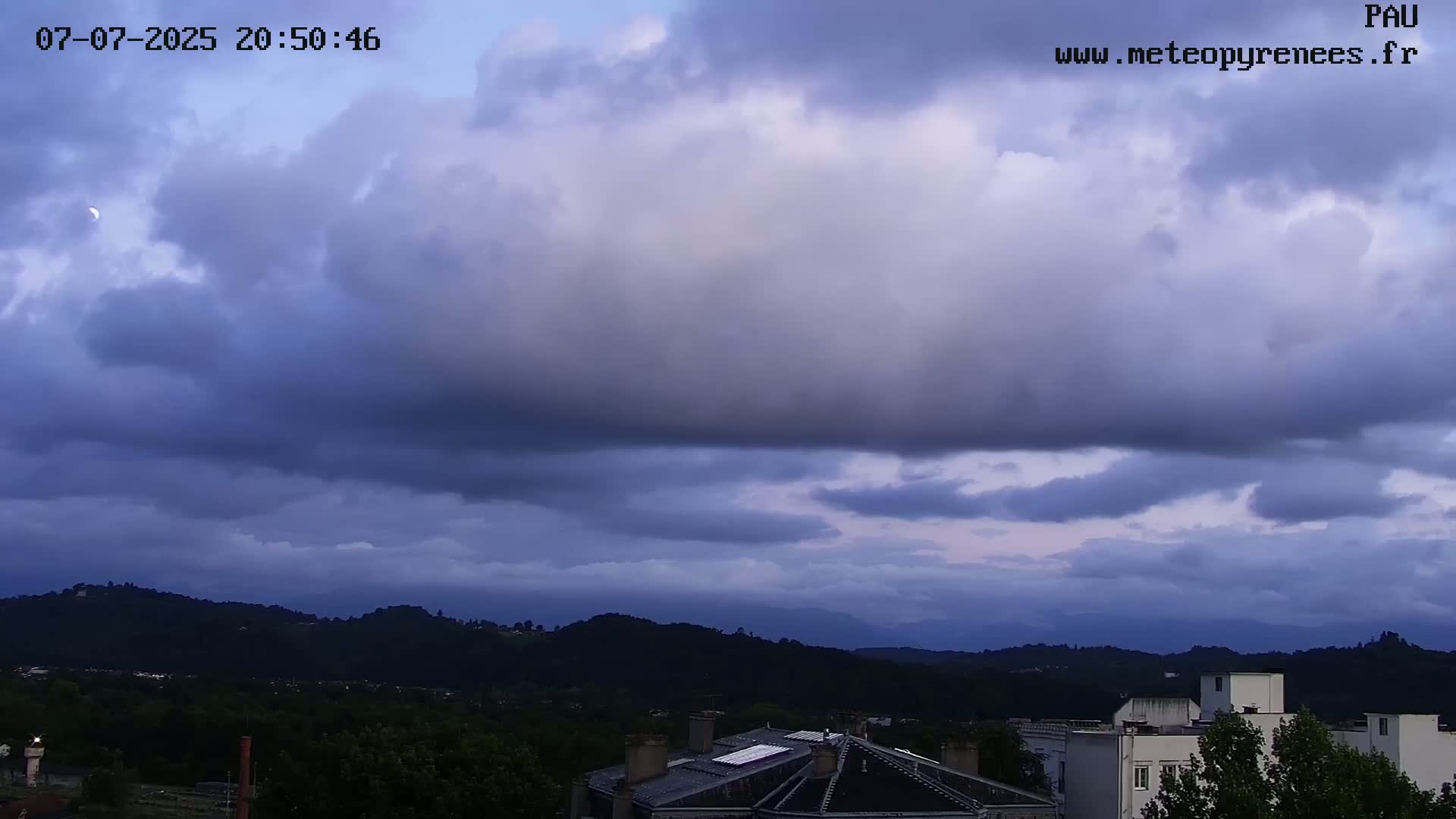  Les Pics du Midi Mountains Peaks from Pau Live Cam - Pau, Pyrenees-Atlantiques, Nouvelle-Aquitaine, France