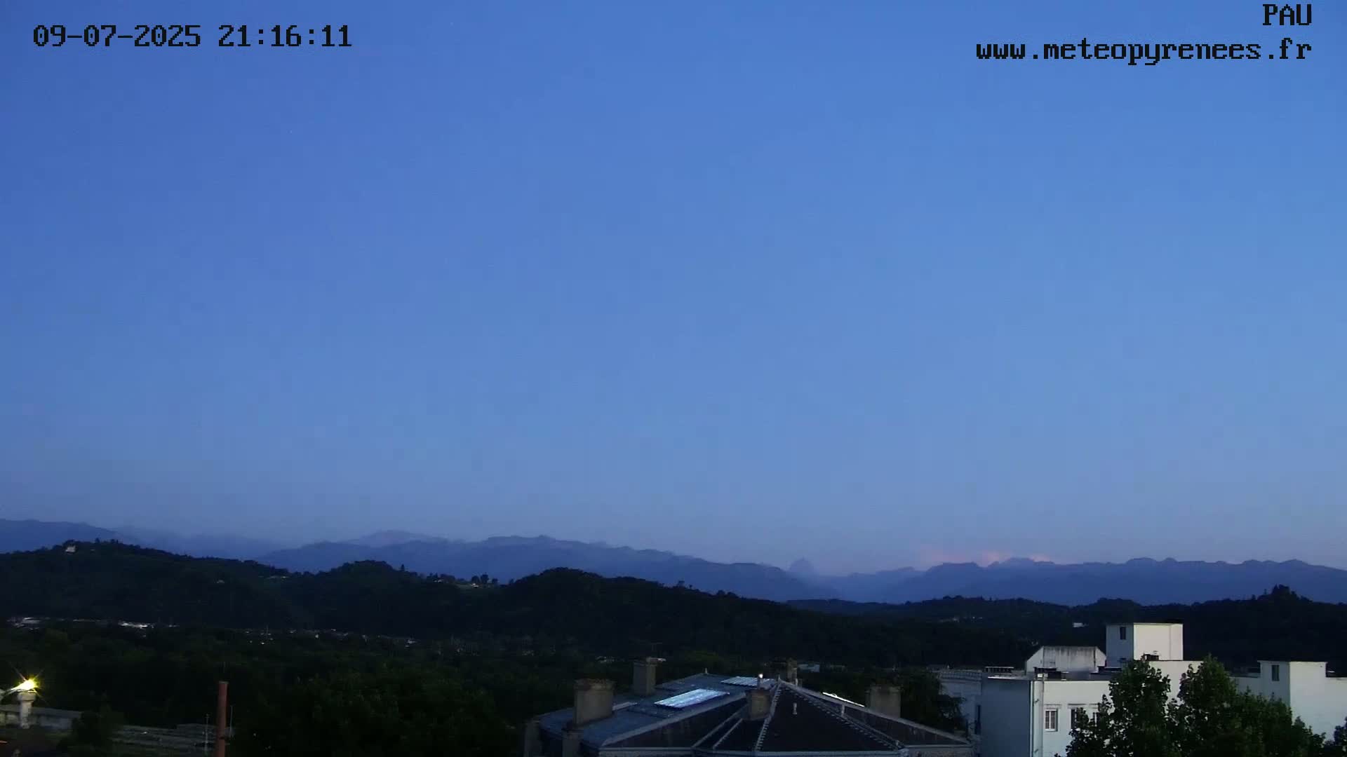  Les Pics du Midi Mountains Peaks from Pau Live Cam - Pau, Pyrenees-Atlantiques, Nouvelle-Aquitaine, France