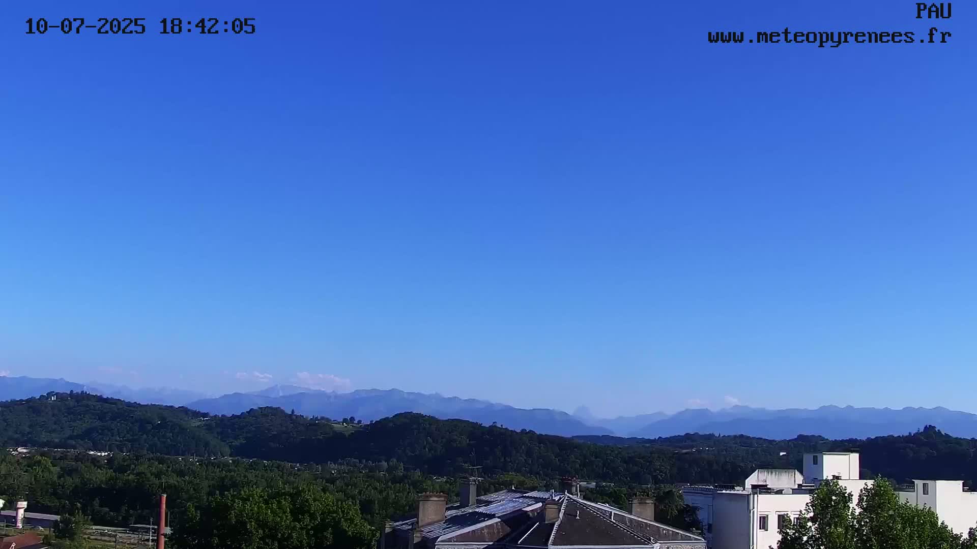  Les Pics du Midi Mountains Peaks from Pau Live Cam - Pau, Pyrenees-Atlantiques, Nouvelle-Aquitaine, France