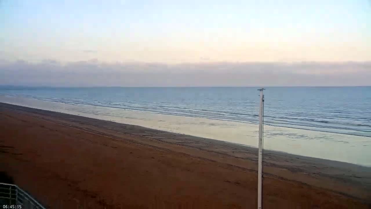 Plage de Jullouville Beach Live Cam - 	Avranches, Manche, Normandie, France