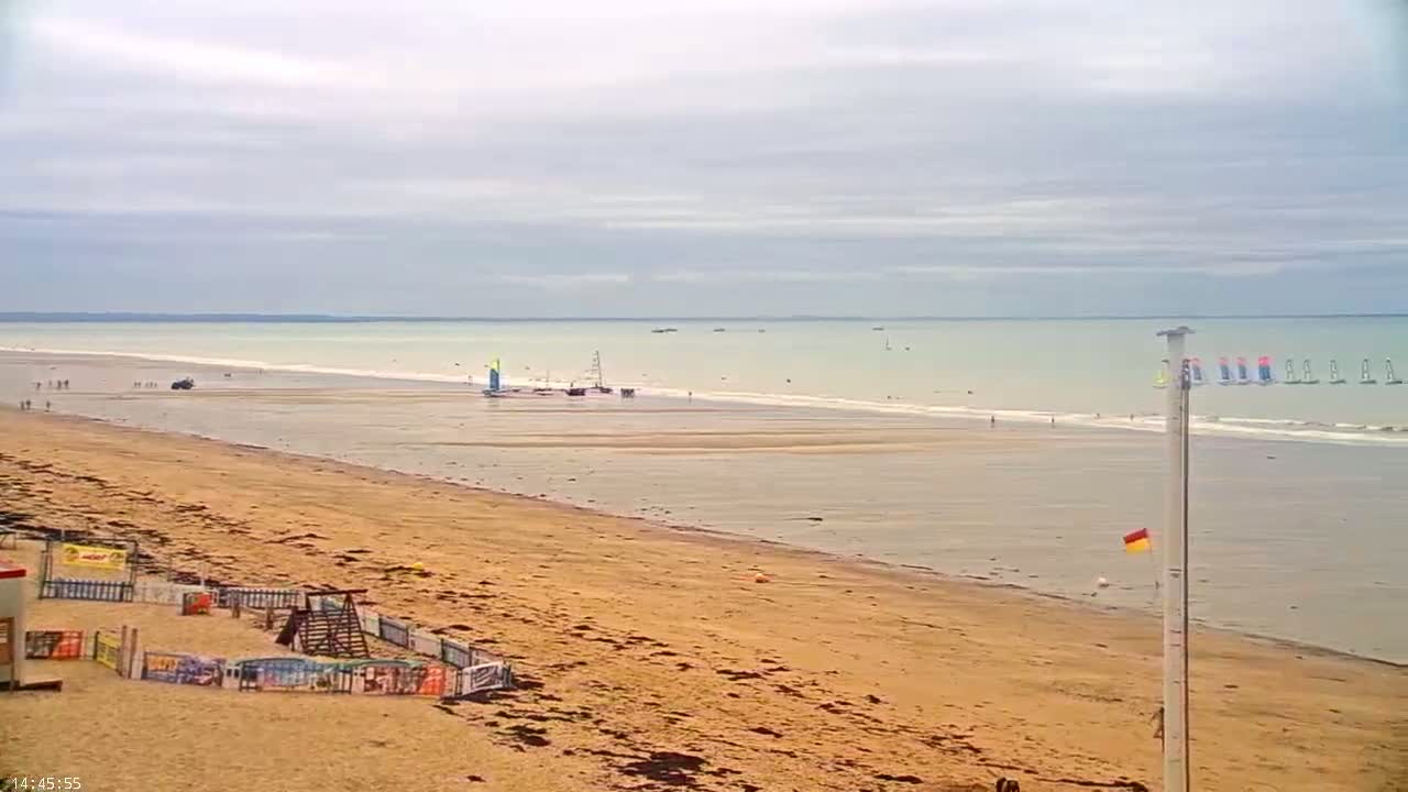 Plage de Jullouville Beach Live Cam - 	Avranches, Manche, Normandie, France