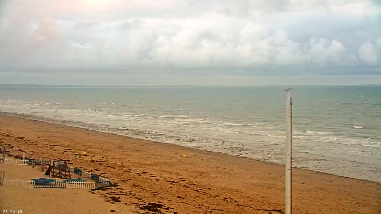 Plage de Jullouville Beach Live Cam - 	Avranches, Manche, Normandie, France