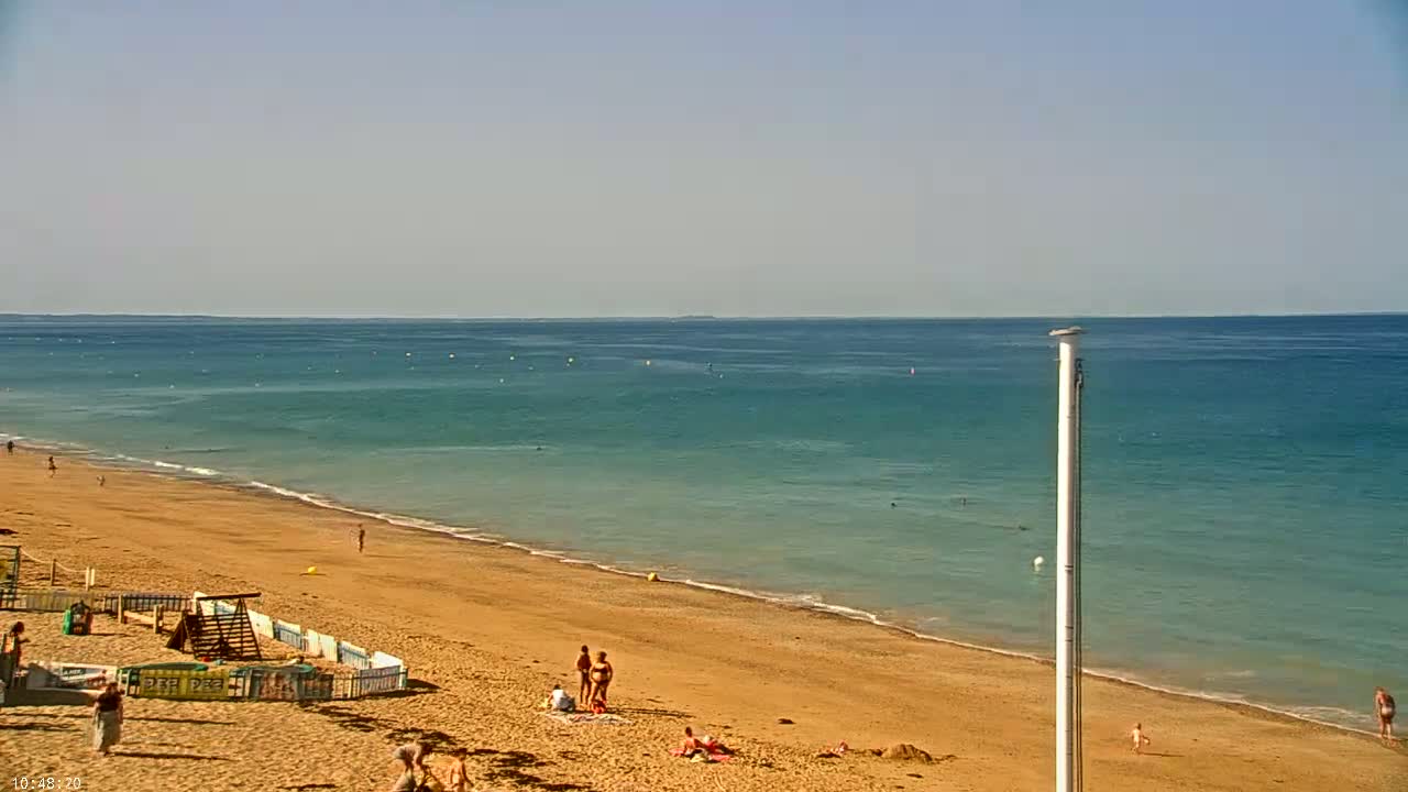 Plage de Jullouville Beach Live Cam - 	Avranches, Manche, Normandie, France