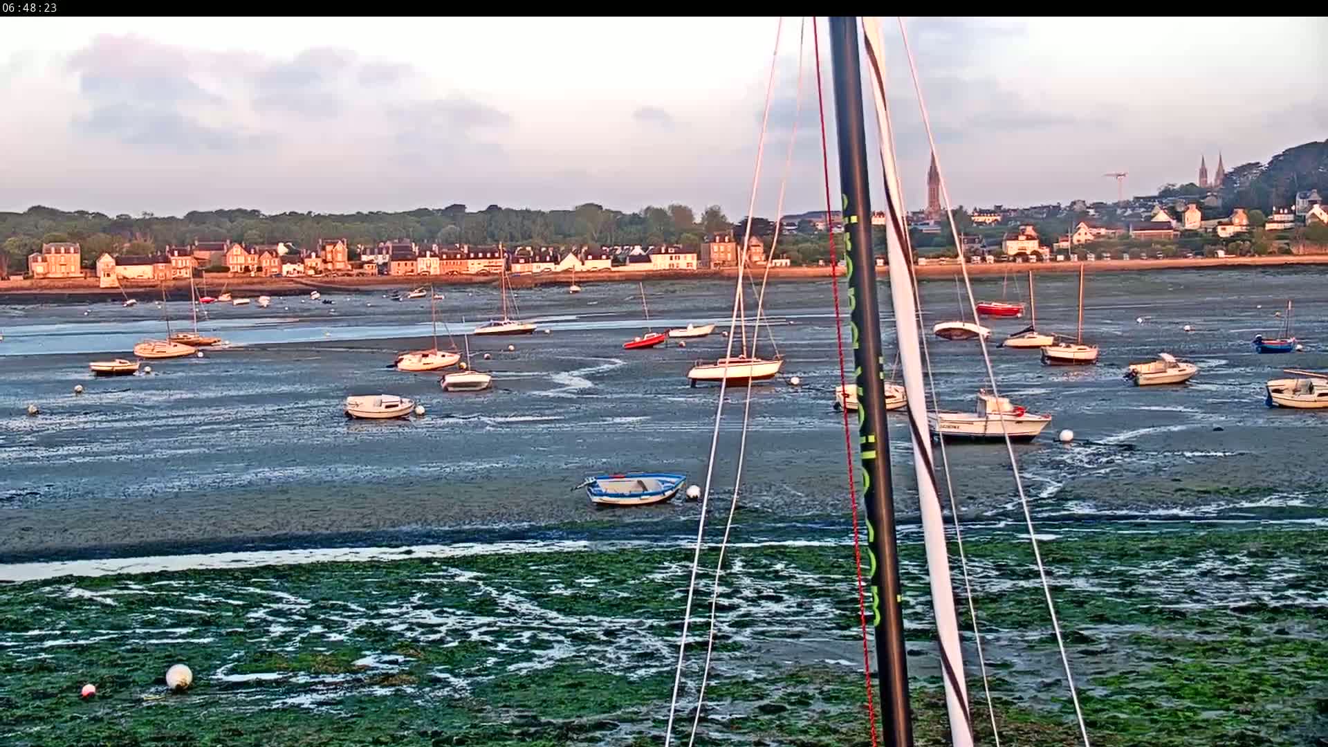 Saint-Pol-de-Leon Comune & Marine Live Cam - Morlaix, Finistere, Bretagne, France