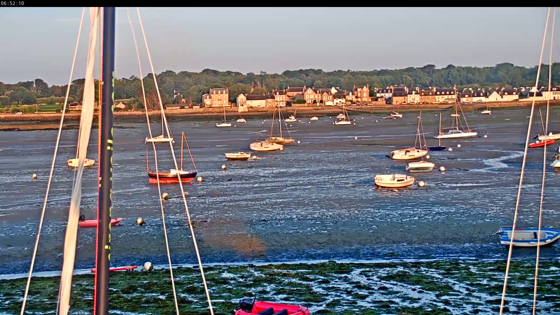 Saint-Pol-de-Leon Comune & Marine Live Cam - Morlaix, Finistere, Bretagne, France