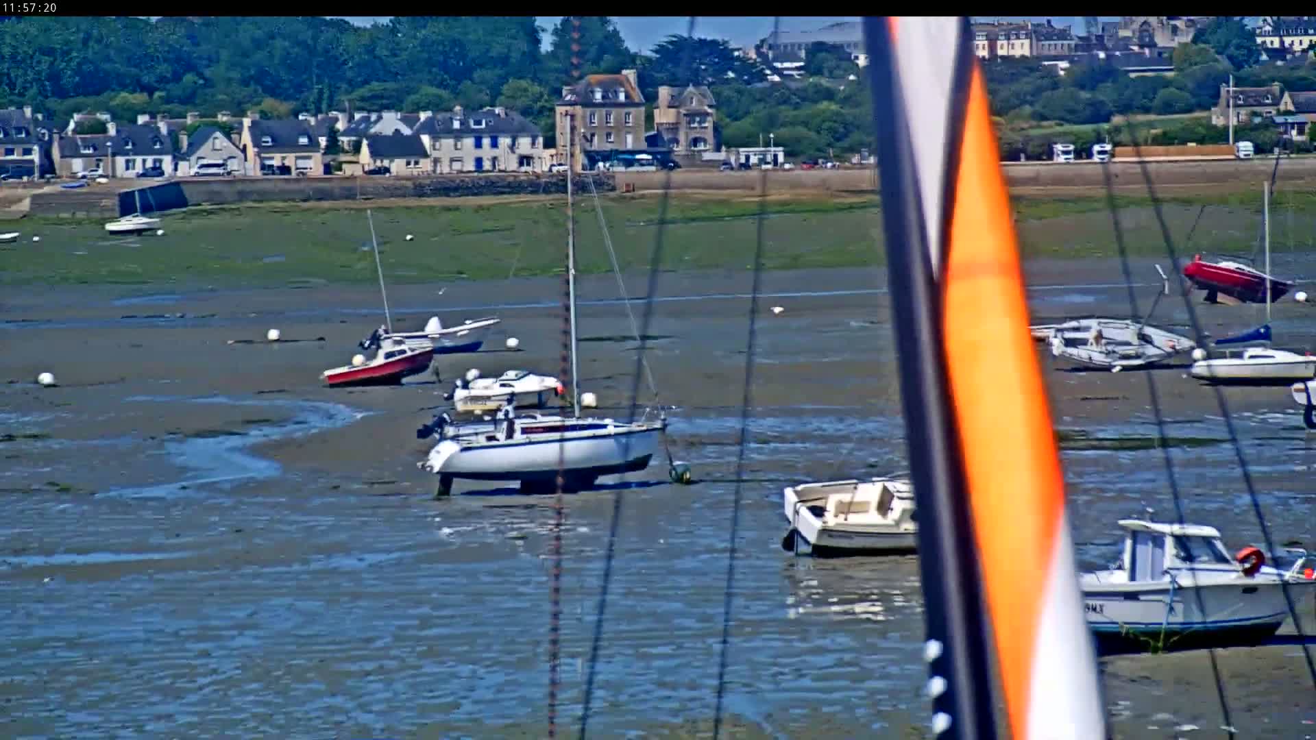 Saint-Pol-de-Leon Comune & Marine Live Cam - Morlaix, Finistere, Bretagne, France