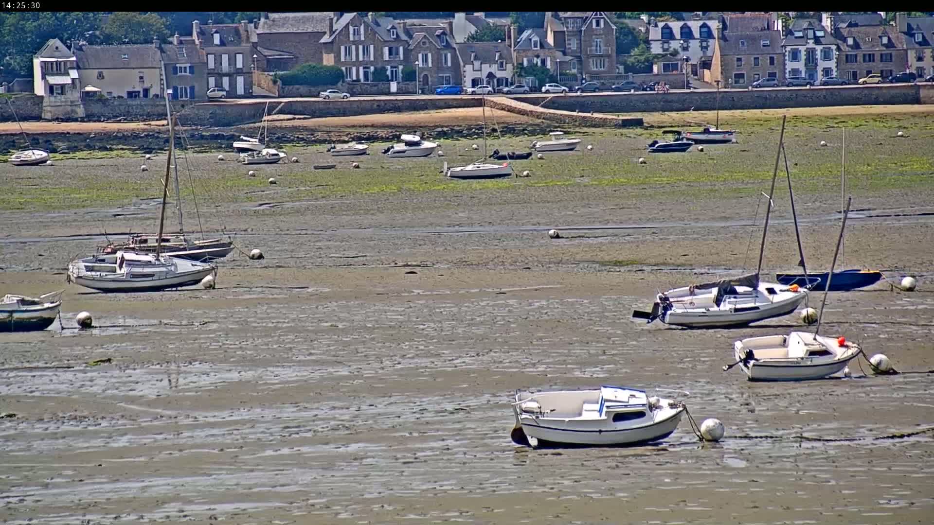 Saint-Pol-de-Leon Comune & Marine Live Cam - Morlaix, Finistere, Bretagne, France