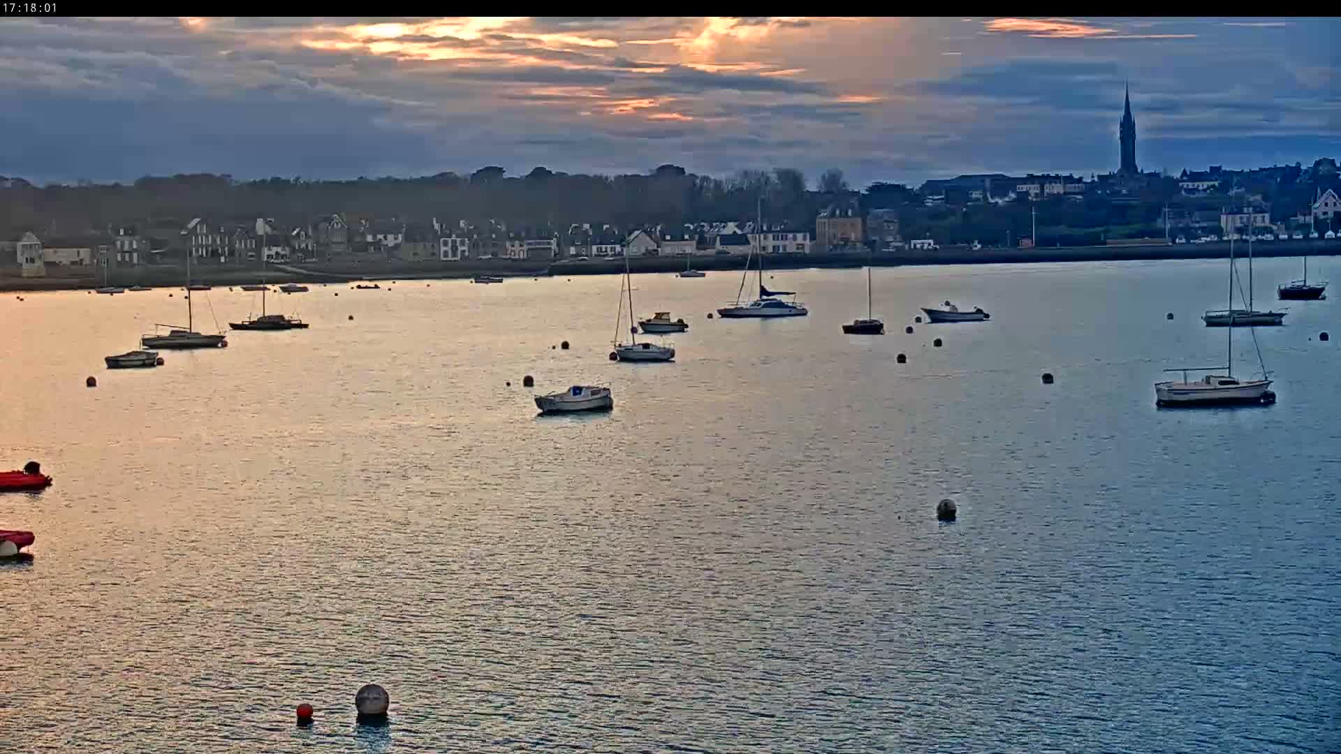 Saint-Pol-de-Leon Comune & Marine Live Cam - Morlaix, Finistere, Bretagne, France