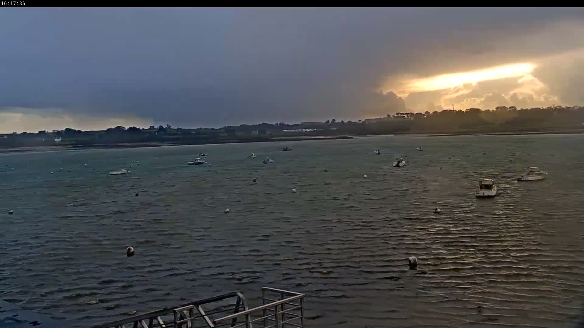 Saint-Pol-de-Leon Comune & Marine Live Cam - Morlaix, Finistere, Bretagne, France