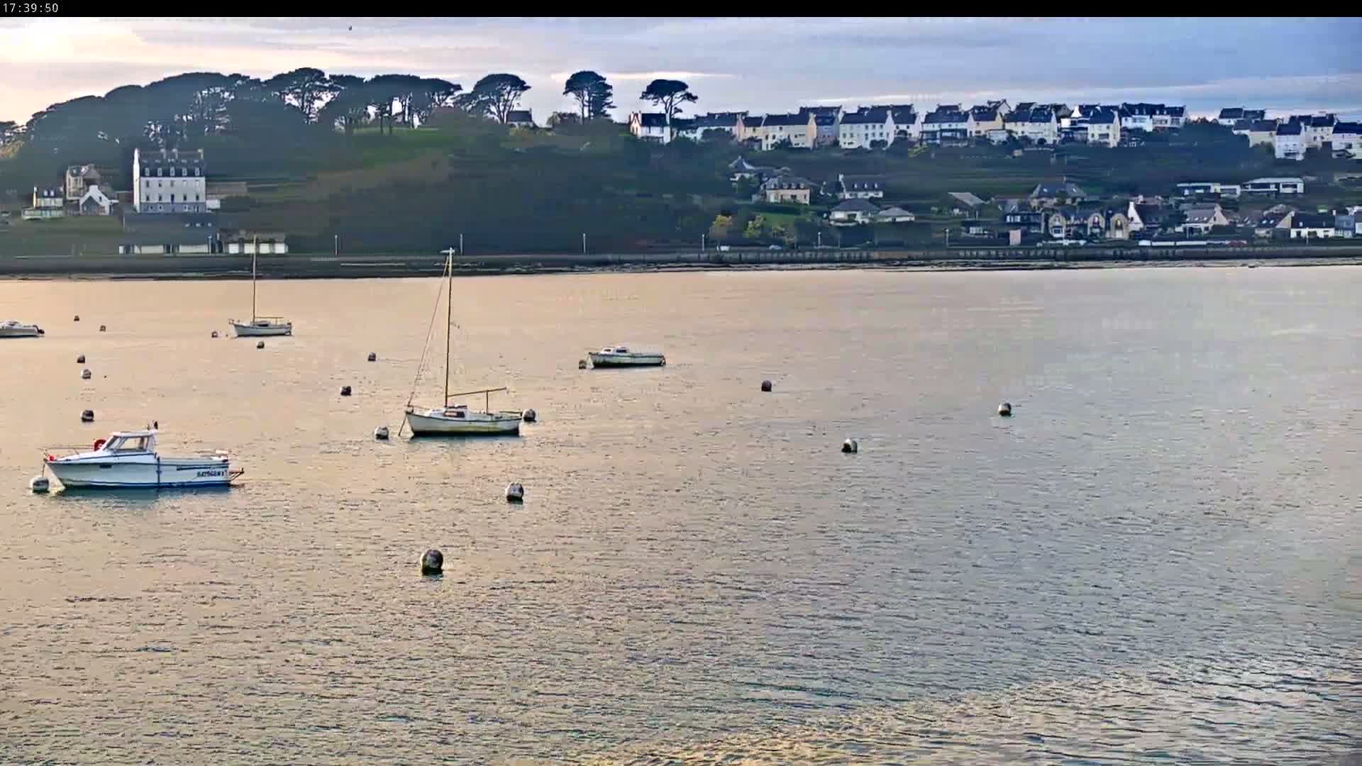 Saint-Pol-de-Leon Comune & Marine Live Cam - Morlaix, Finistere, Bretagne, France