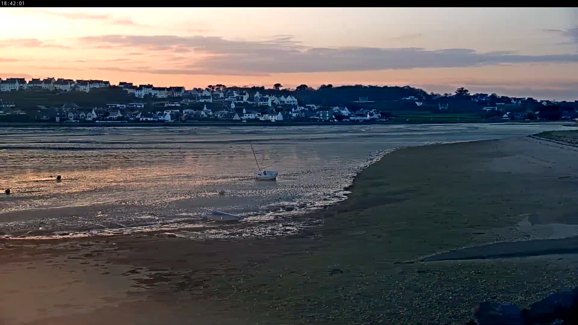 Saint-Pol-de-Leon Comune & Marine Live Cam - Morlaix, Finistere, Bretagne, France