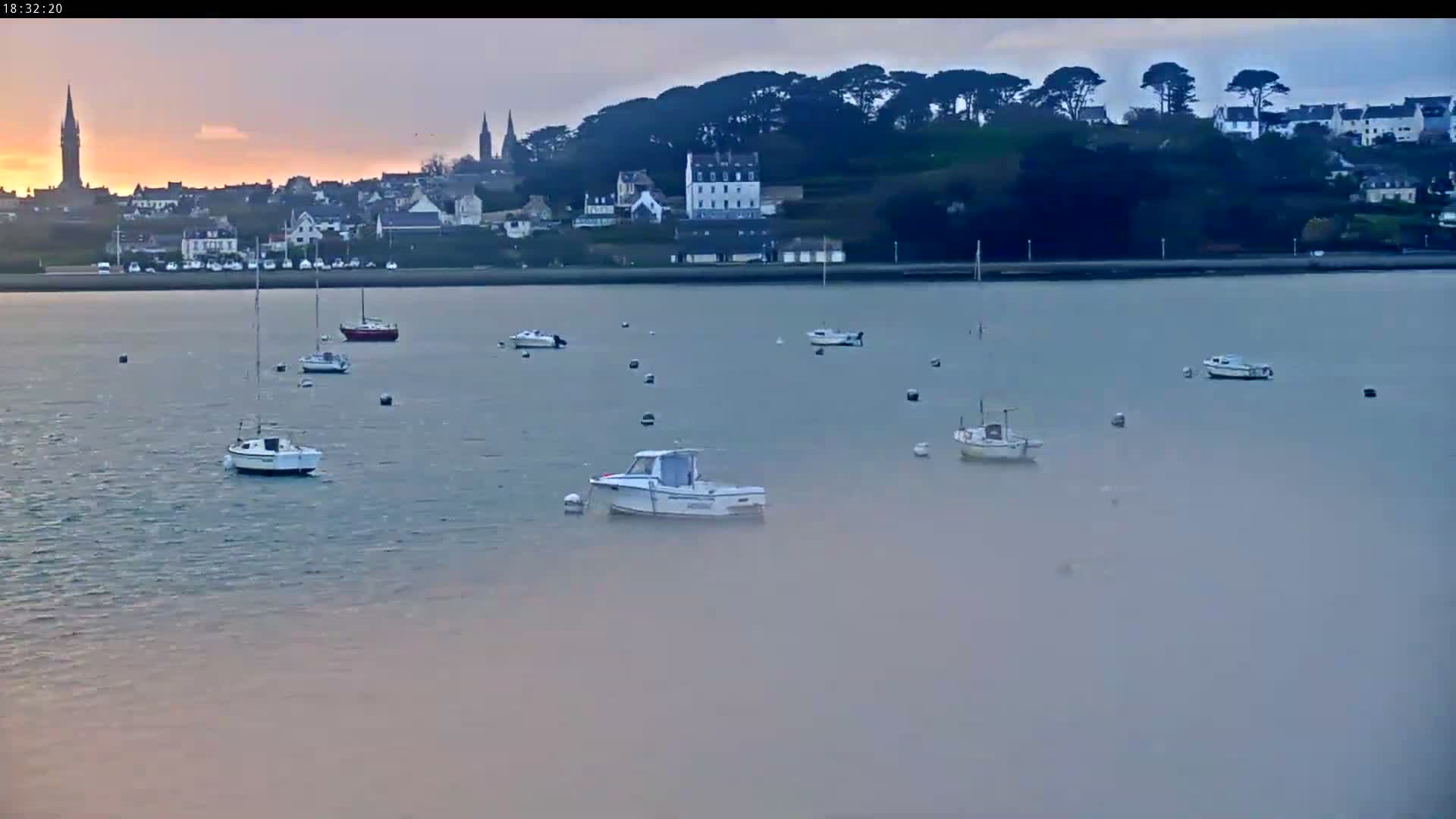 Saint-Pol-de-Leon Comune & Marine Live Cam - Morlaix, Finistere, Bretagne, France